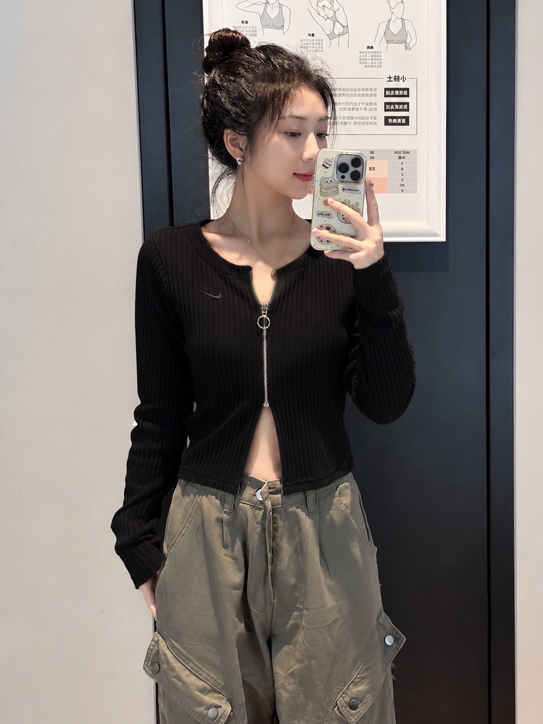 【9/25 - 9/28 週末優惠】Nike 長袖 NSW Chill Knit Ribbed Cardigan 短版 V領 開襟罩衫 修身羅紋 上衣外套 FN3683-010