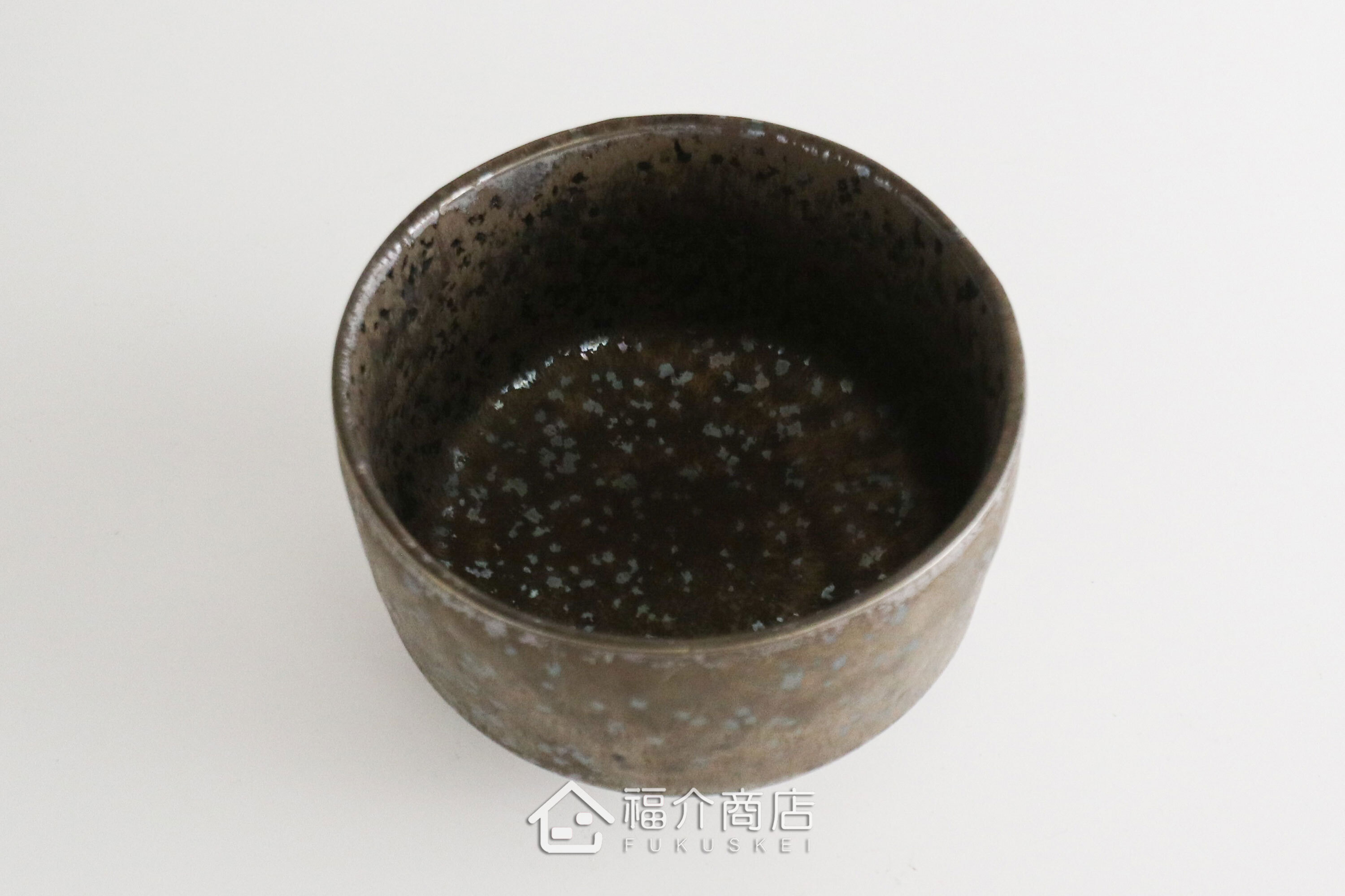 除了作為抹茶碗，也是餐桌上極具特色的盛裝食器，日式小菜、燉煮料理到沙拉、甜點都能輕鬆駕馭