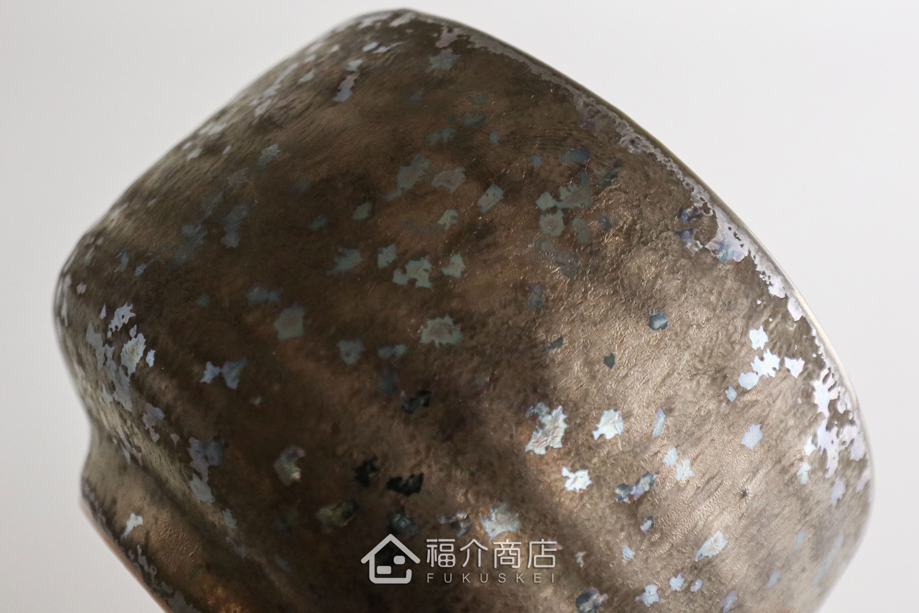除了作為抹茶碗，也是餐桌上極具特色的盛裝食器，日式小菜、燉煮料理到沙拉、甜點都能輕鬆駕馭