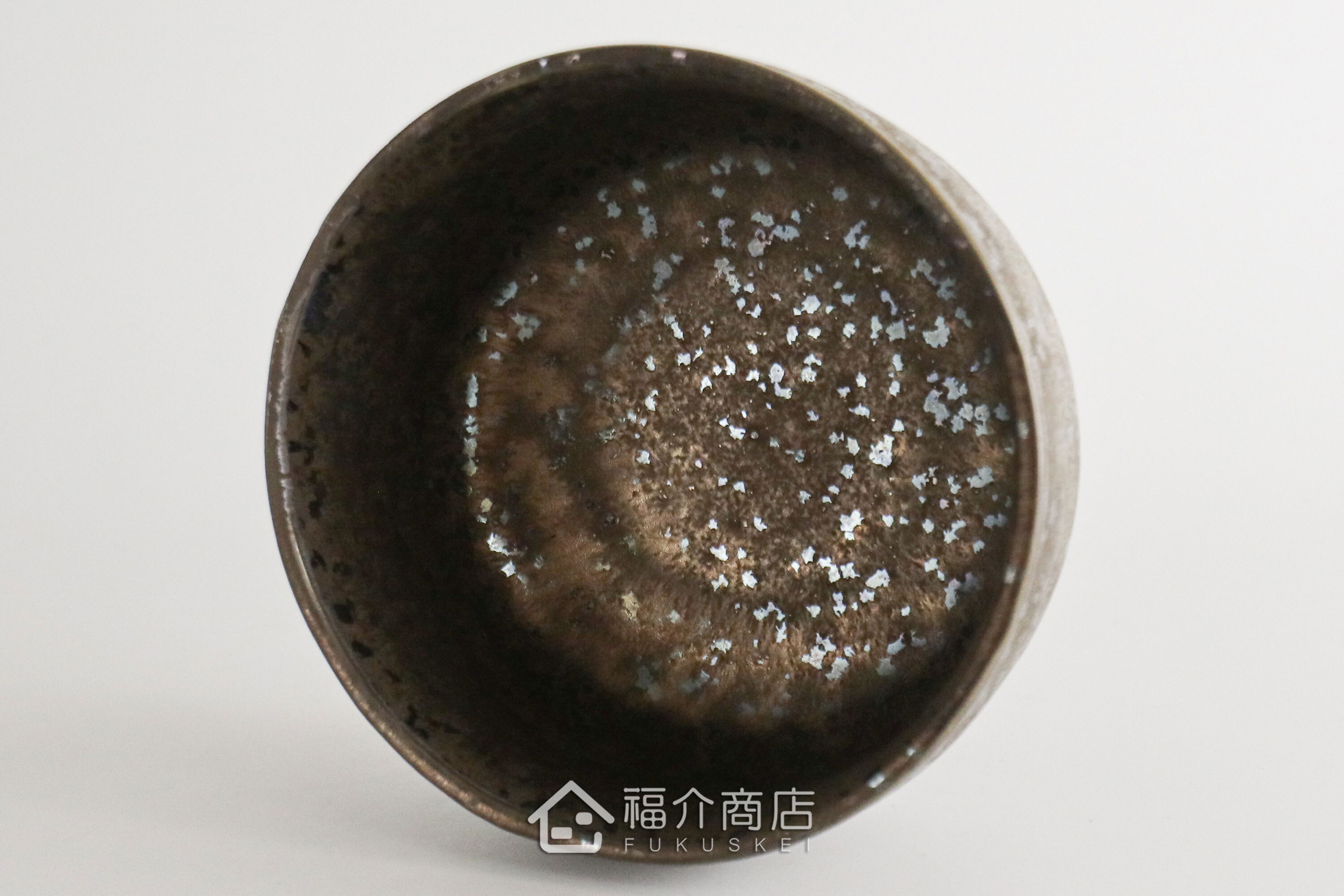 除了作為抹茶碗，也是餐桌上極具特色的盛裝食器，日式小菜、燉煮料理到沙拉、甜點都能輕鬆駕馭