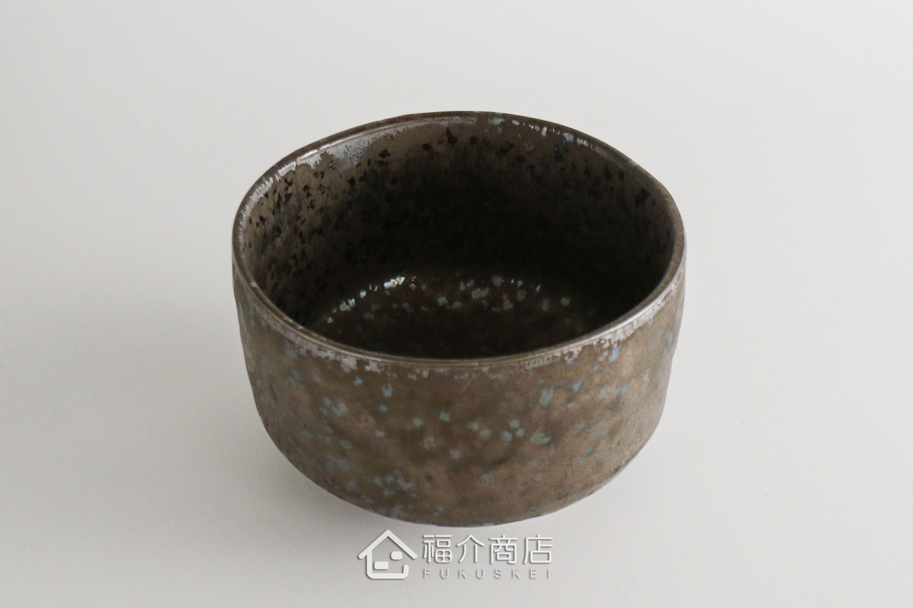 除了作為抹茶碗，也是餐桌上極具特色的盛裝食器，日式小菜、燉煮料理到沙拉、甜點都能輕鬆駕馭