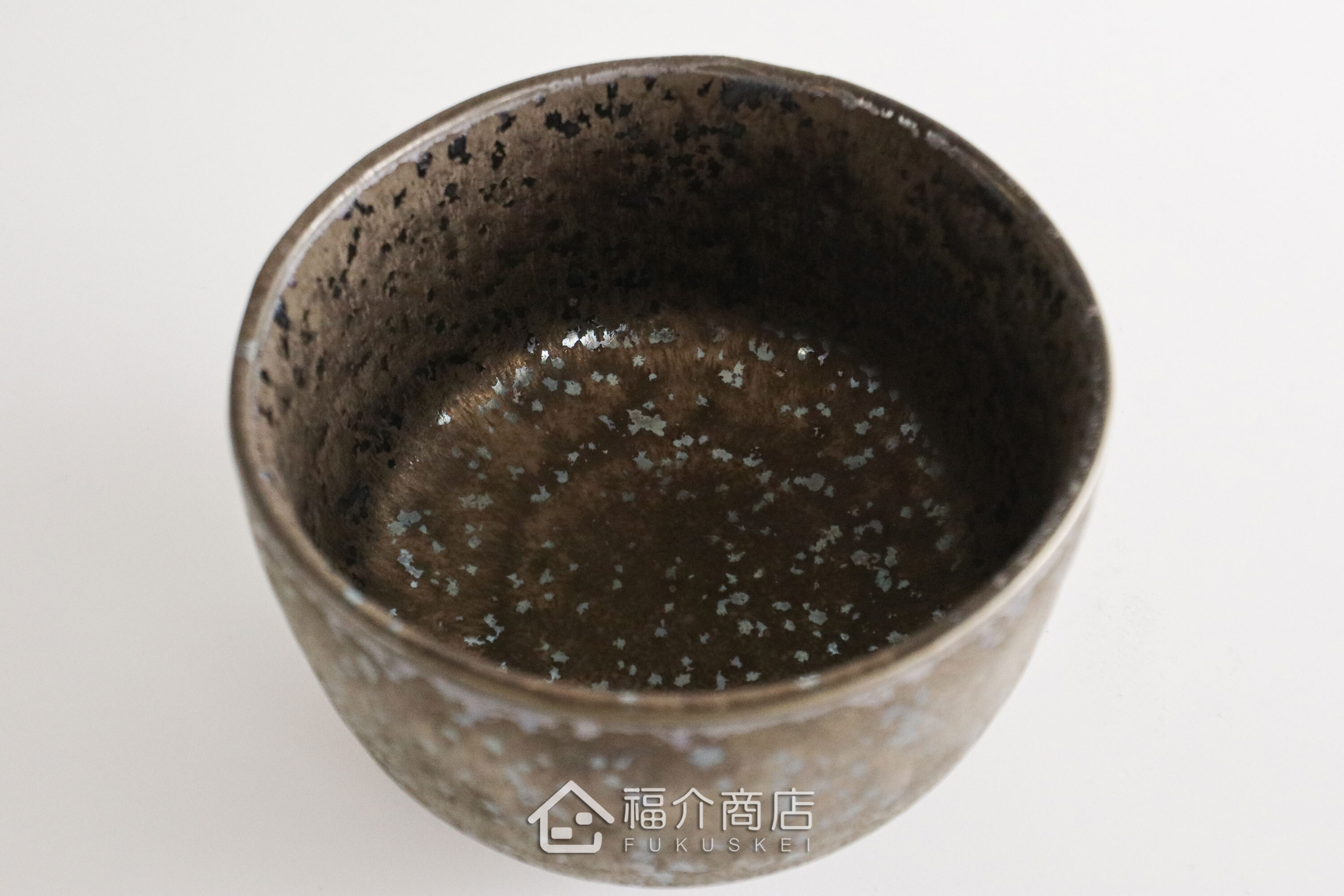 除了作為抹茶碗，也是餐桌上極具特色的盛裝食器，日式小菜、燉煮料理到沙拉、甜點都能輕鬆駕馭