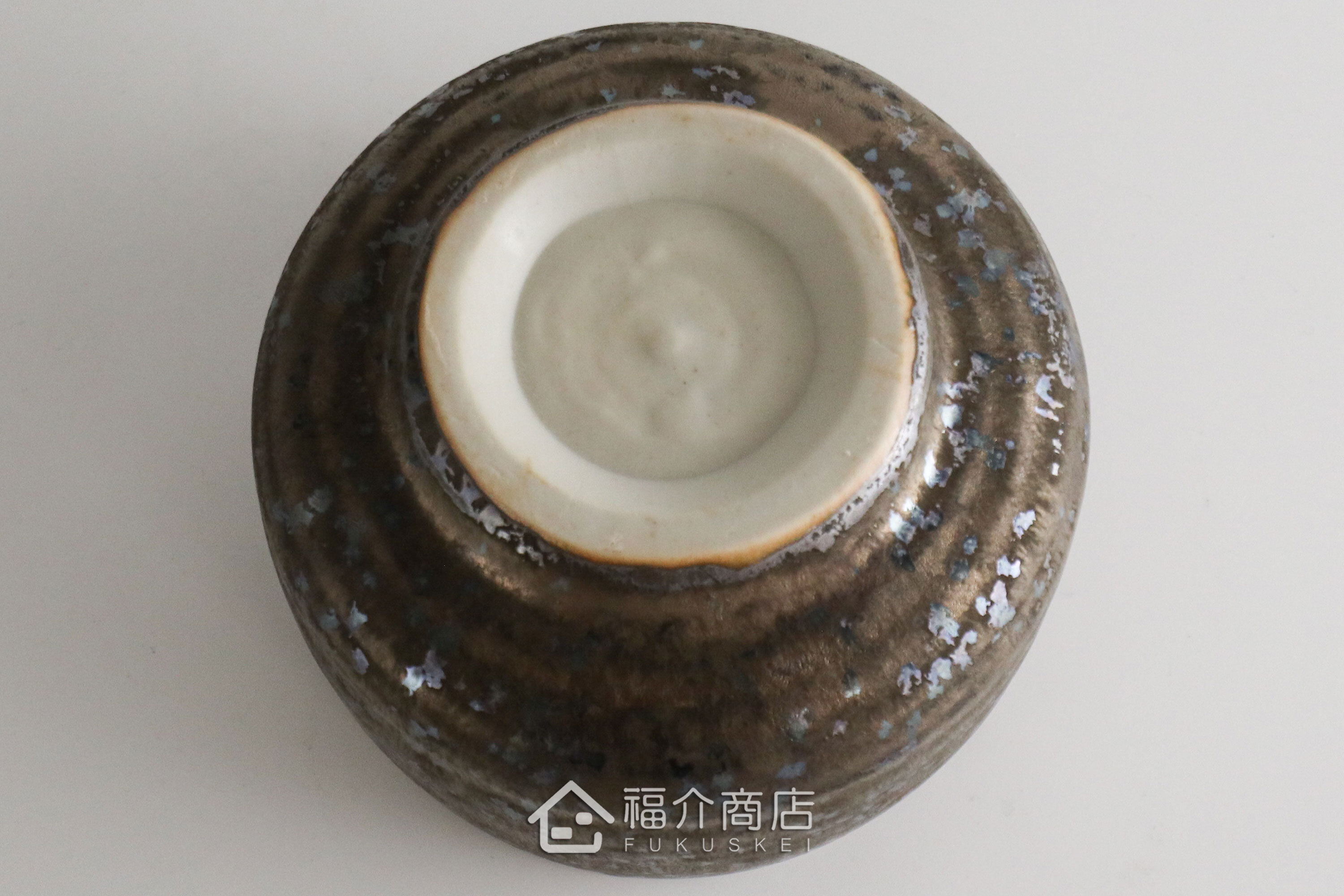 除了作為抹茶碗，也是餐桌上極具特色的盛裝食器，日式小菜、燉煮料理到沙拉、甜點都能輕鬆駕馭