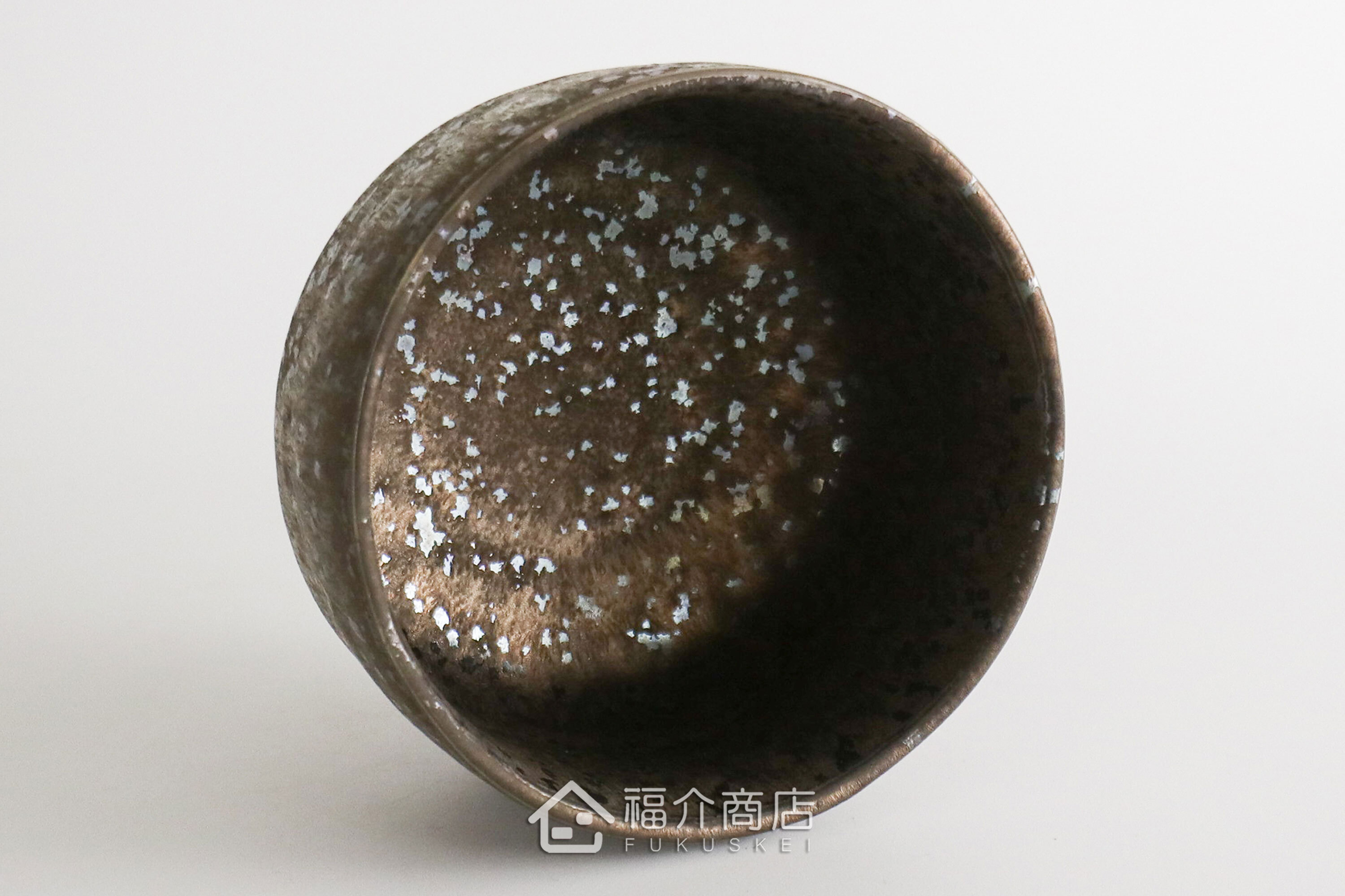 除了作為抹茶碗，也是餐桌上極具特色的盛裝食器，日式小菜、燉煮料理到沙拉、甜點都能輕鬆駕馭