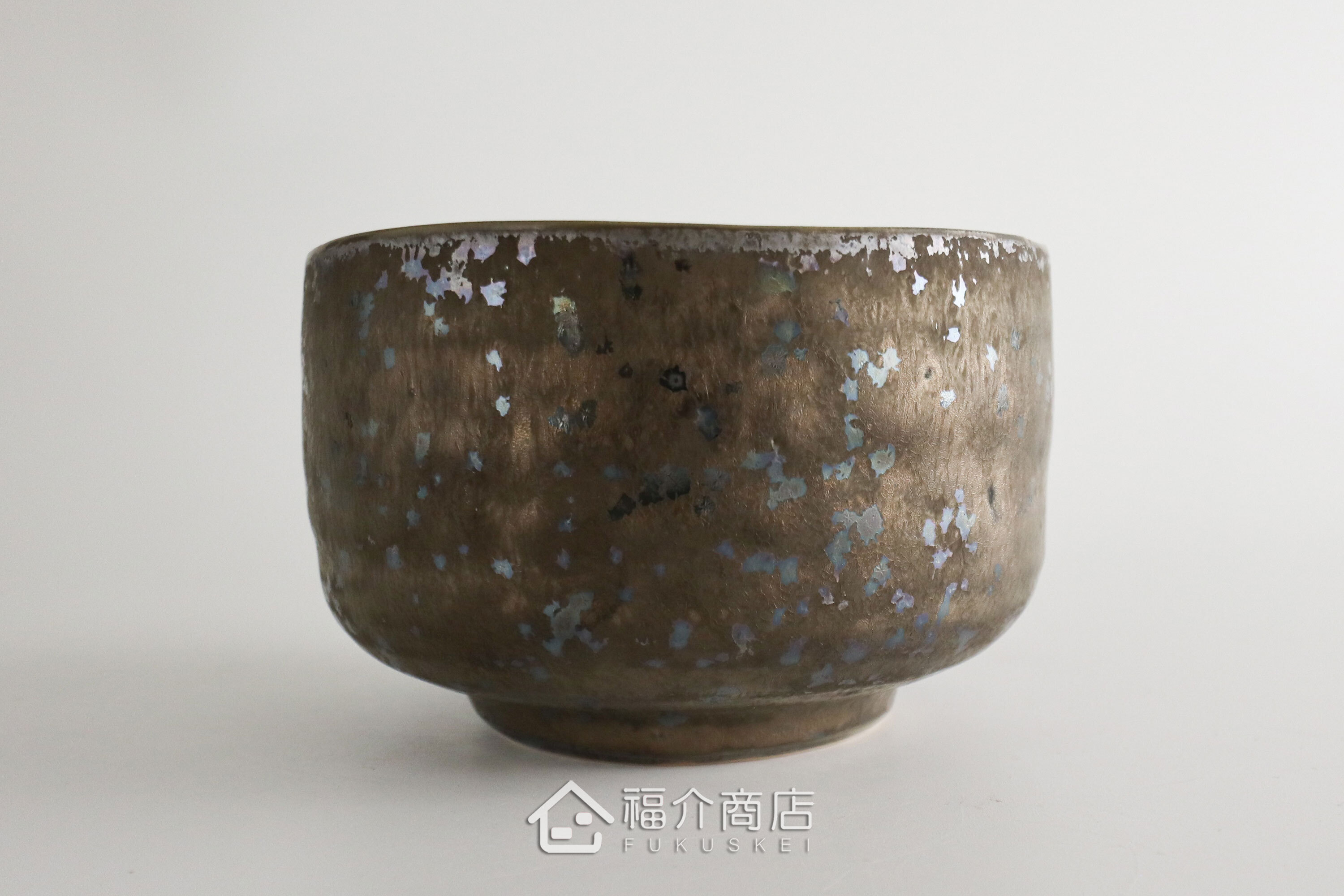 除了作為抹茶碗，也是餐桌上極具特色的盛裝食器，日式小菜、燉煮料理到沙拉、甜點都能輕鬆駕馭