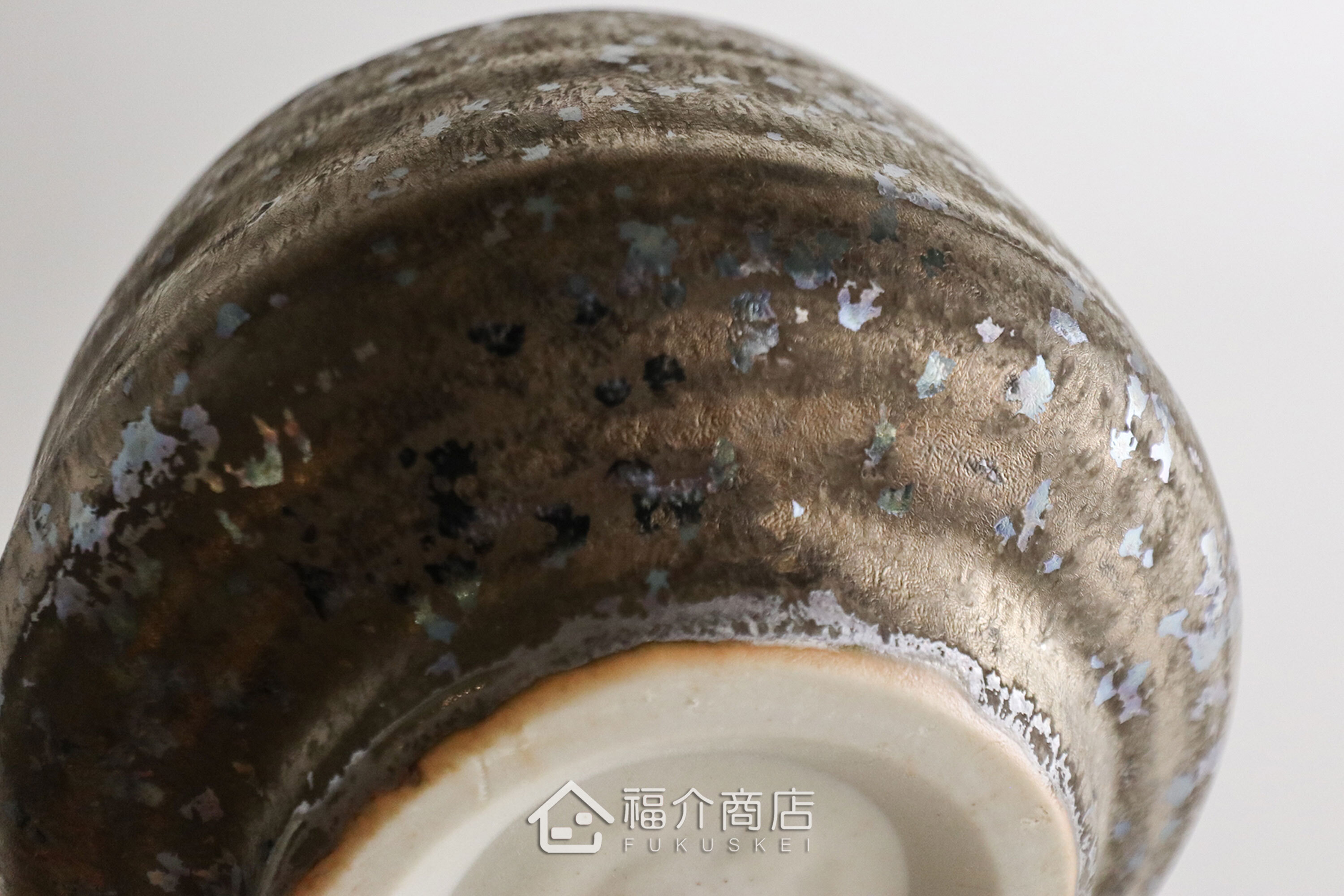 除了作為抹茶碗，也是餐桌上極具特色的盛裝食器，日式小菜、燉煮料理到沙拉、甜點都能輕鬆駕馭