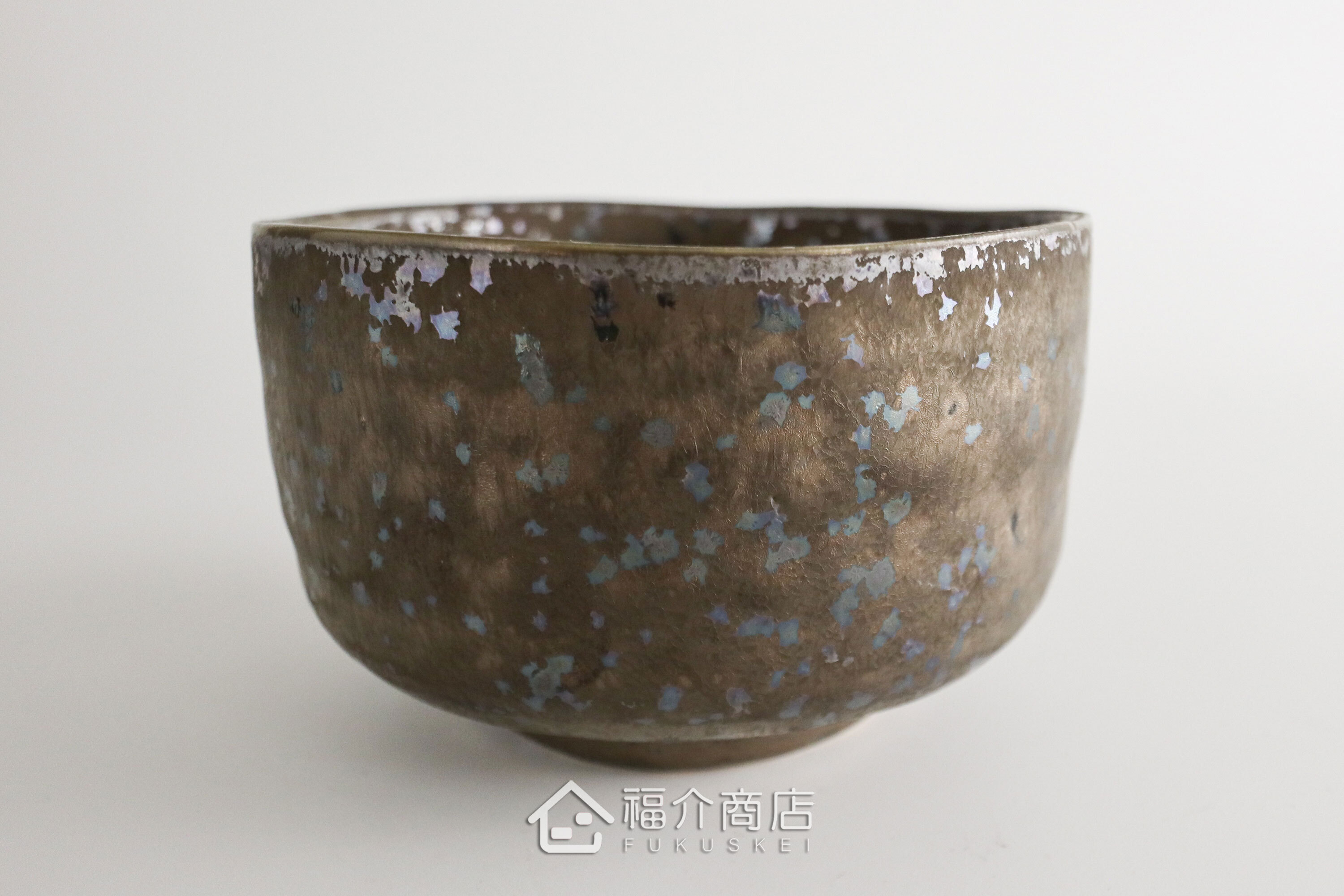 除了作為抹茶碗，也是餐桌上極具特色的盛裝食器，日式小菜、燉煮料理到沙拉、甜點都能輕鬆駕馭