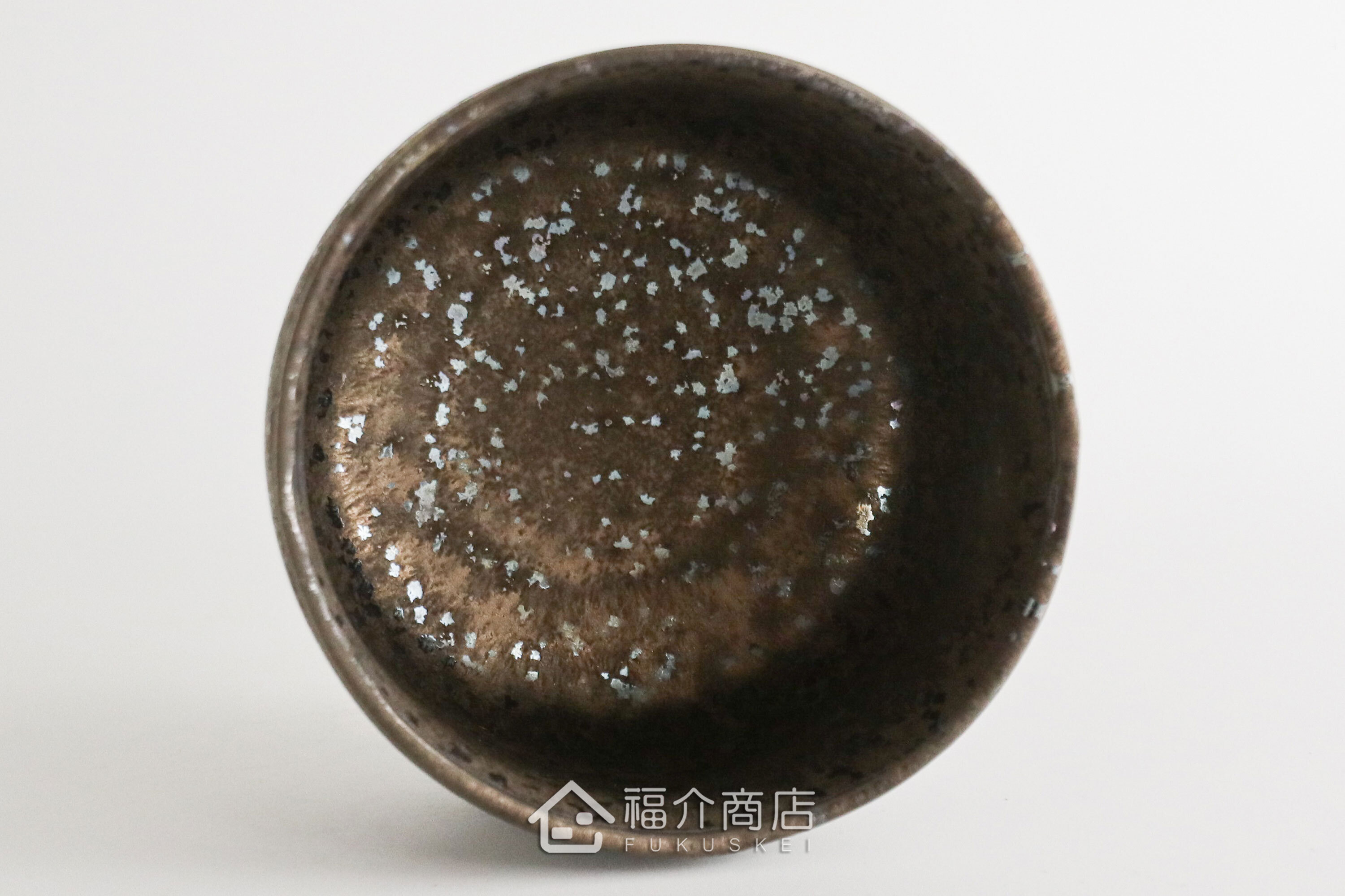 除了作為抹茶碗，也是餐桌上極具特色的盛裝食器，日式小菜、燉煮料理到沙拉、甜點都能輕鬆駕馭