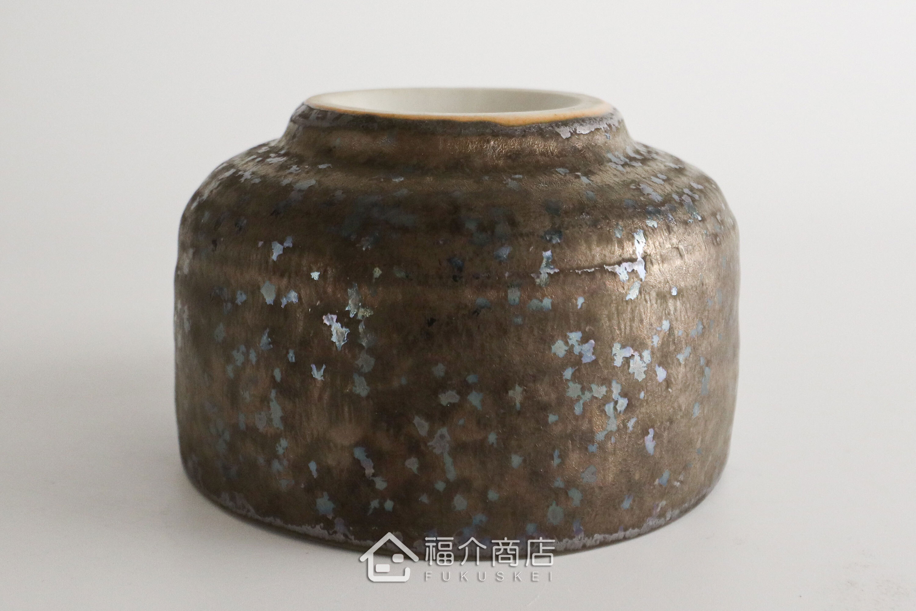 除了作為抹茶碗，也是餐桌上極具特色的盛裝食器，日式小菜、燉煮料理到沙拉、甜點都能輕鬆駕馭