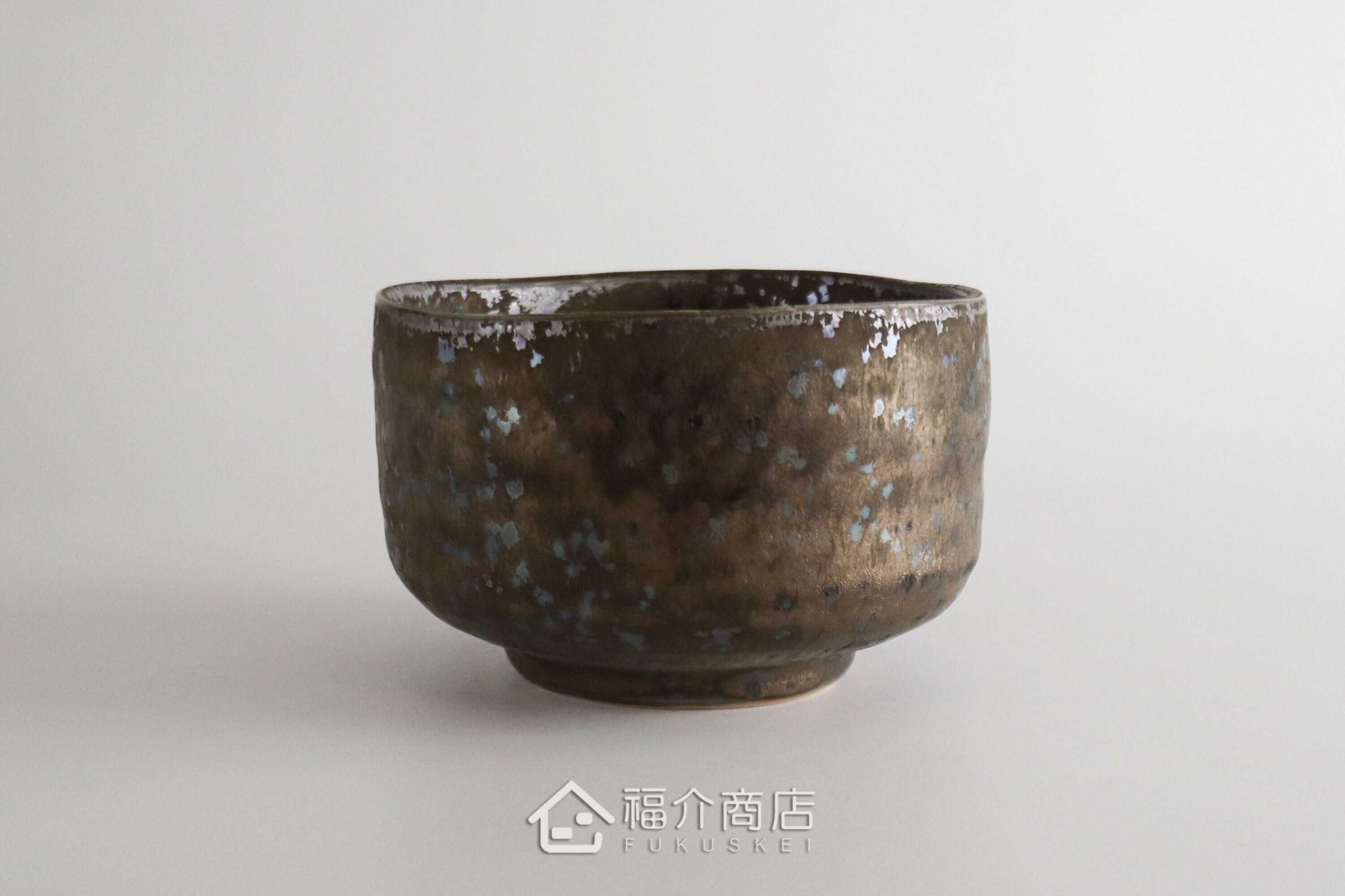 除了作為抹茶碗，也是餐桌上極具特色的盛裝食器，日式小菜、燉煮料理到沙拉、甜點都能輕鬆駕馭