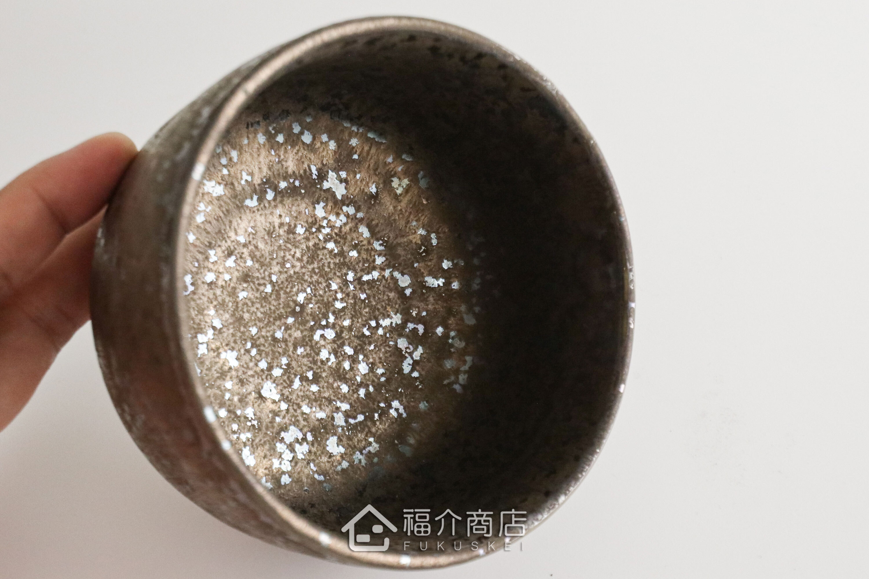 除了作為抹茶碗，也是餐桌上極具特色的盛裝食器，日式小菜、燉煮料理到沙拉、甜點都能輕鬆駕馭