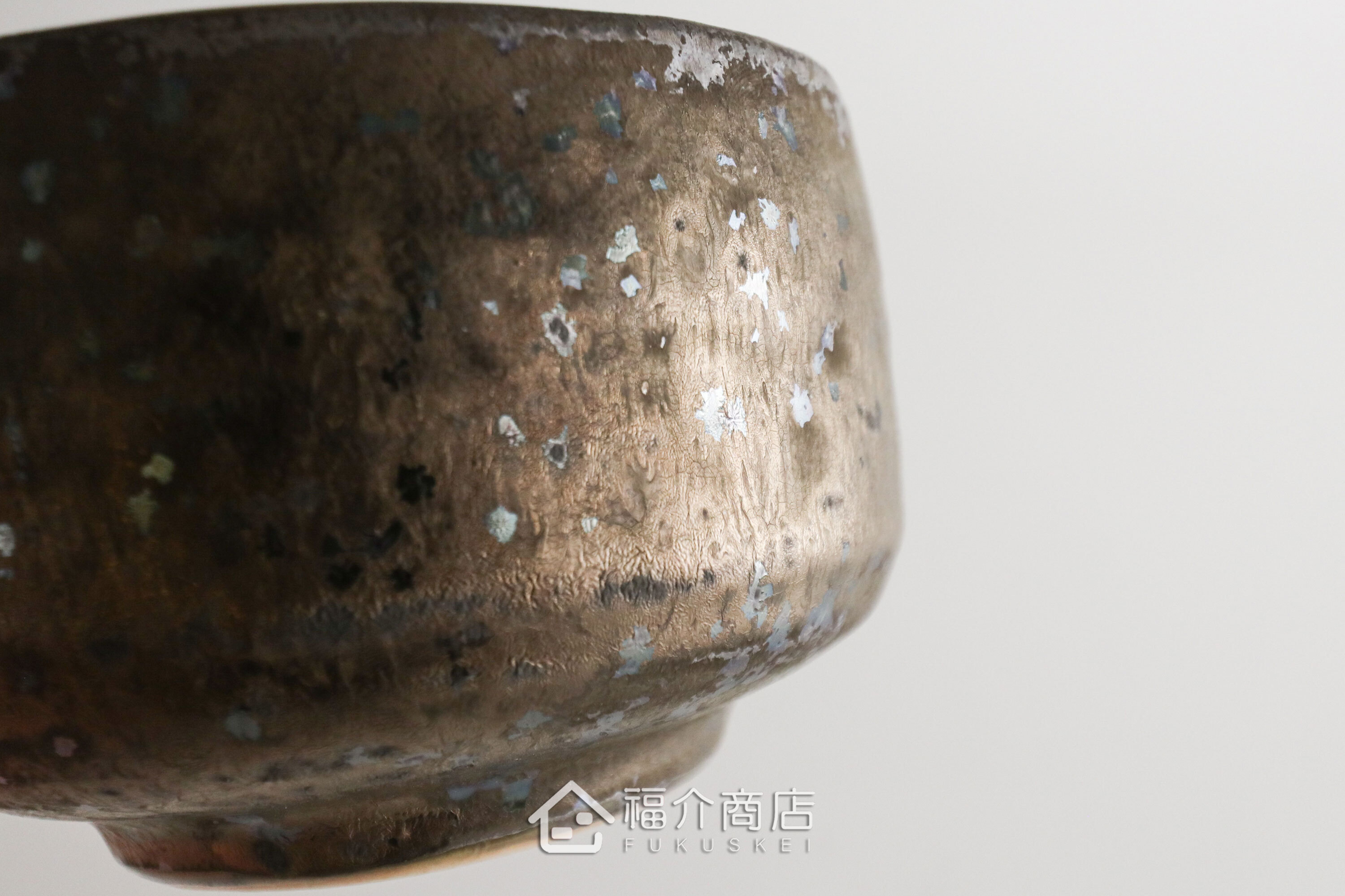 除了作為抹茶碗，也是餐桌上極具特色的盛裝食器，日式小菜、燉煮料理到沙拉、甜點都能輕鬆駕馭