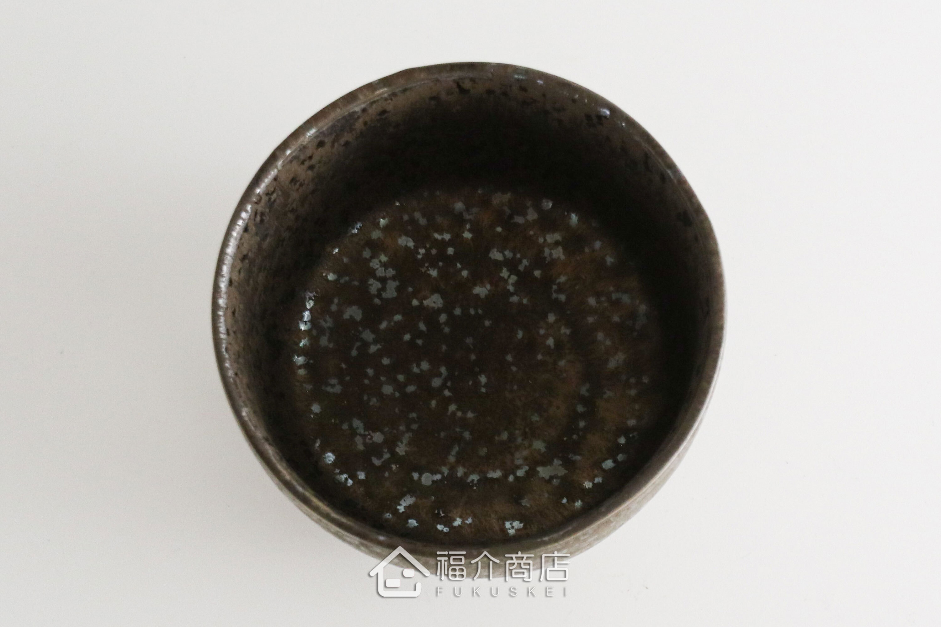 除了作為抹茶碗，也是餐桌上極具特色的盛裝食器，日式小菜、燉煮料理到沙拉、甜點都能輕鬆駕馭
