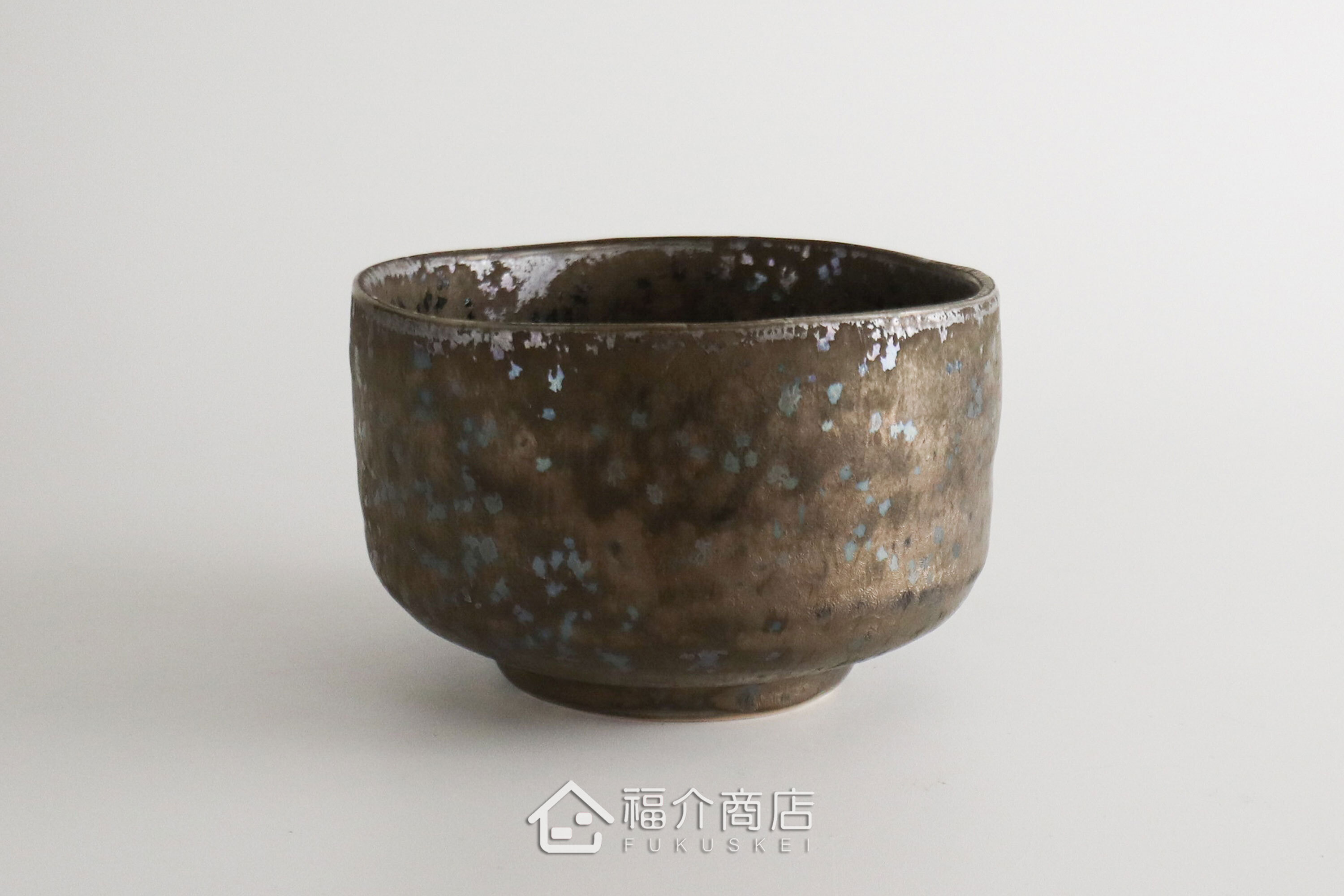 除了作為抹茶碗，也是餐桌上極具特色的盛裝食器，日式小菜、燉煮料理到沙拉、甜點都能輕鬆駕馭