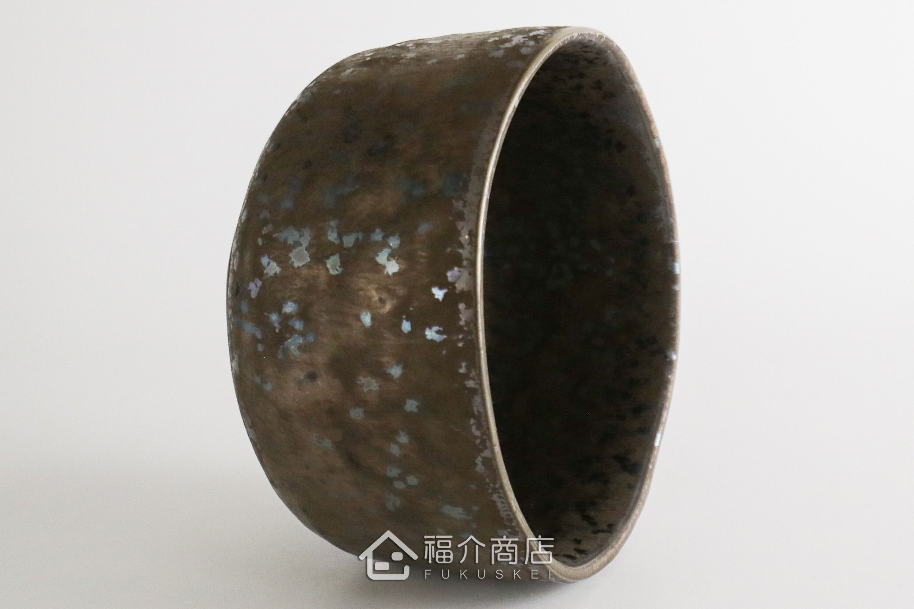 除了作為抹茶碗，也是餐桌上極具特色的盛裝食器，日式小菜、燉煮料理到沙拉、甜點都能輕鬆駕馭