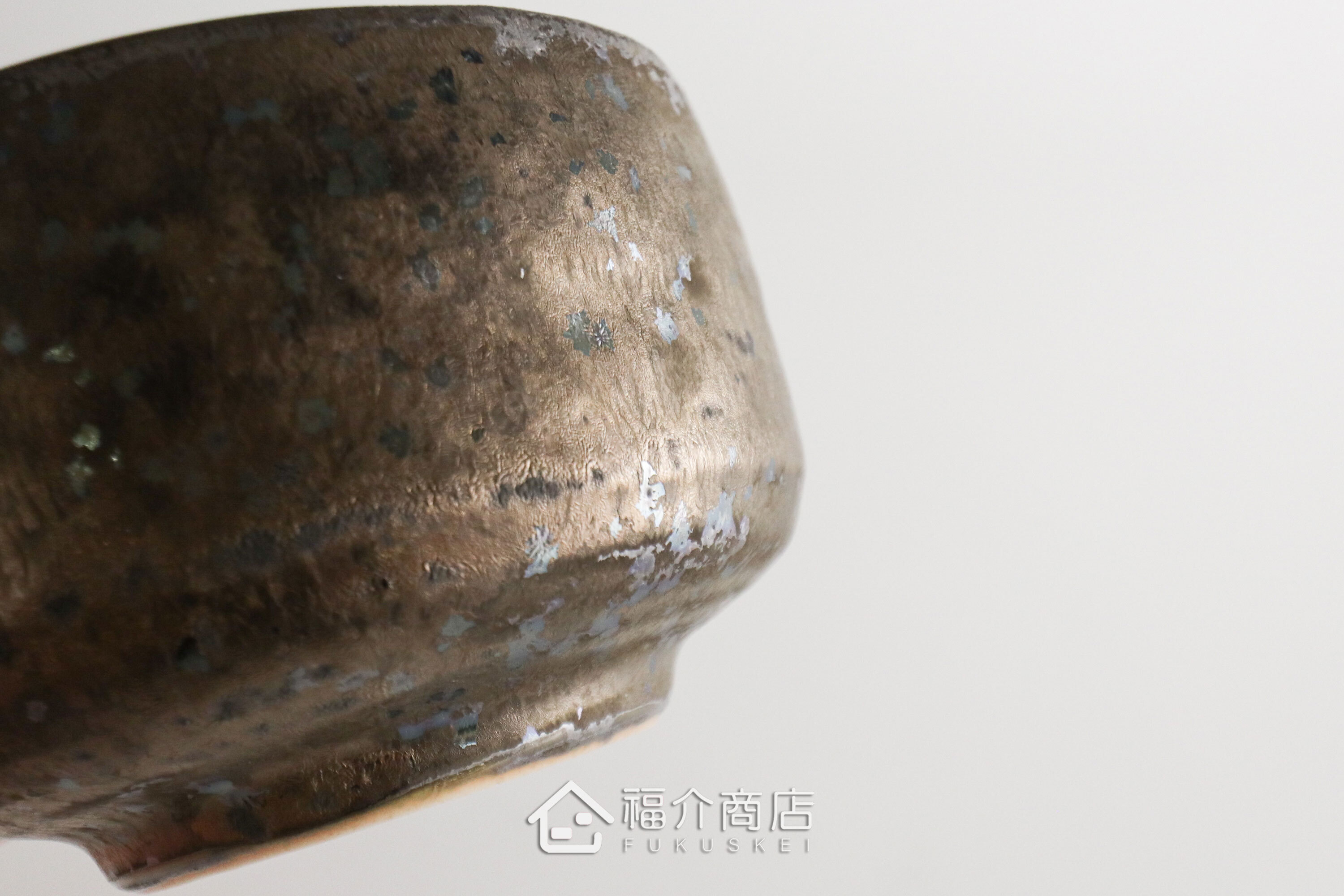 除了作為抹茶碗，也是餐桌上極具特色的盛裝食器，日式小菜、燉煮料理到沙拉、甜點都能輕鬆駕馭