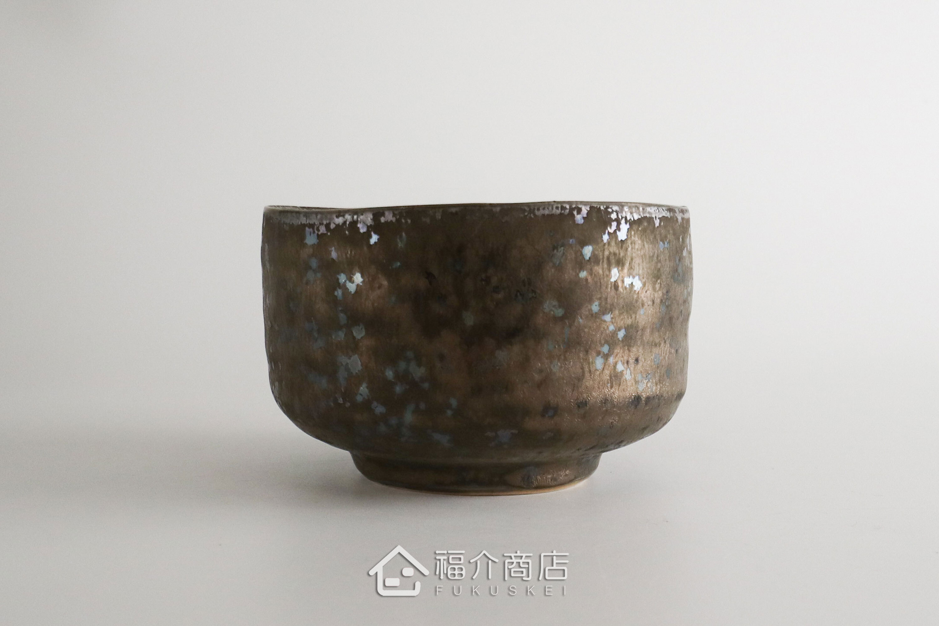 除了作為抹茶碗，也是餐桌上極具特色的盛裝食器，日式小菜、燉煮料理到沙拉、甜點都能輕鬆駕馭