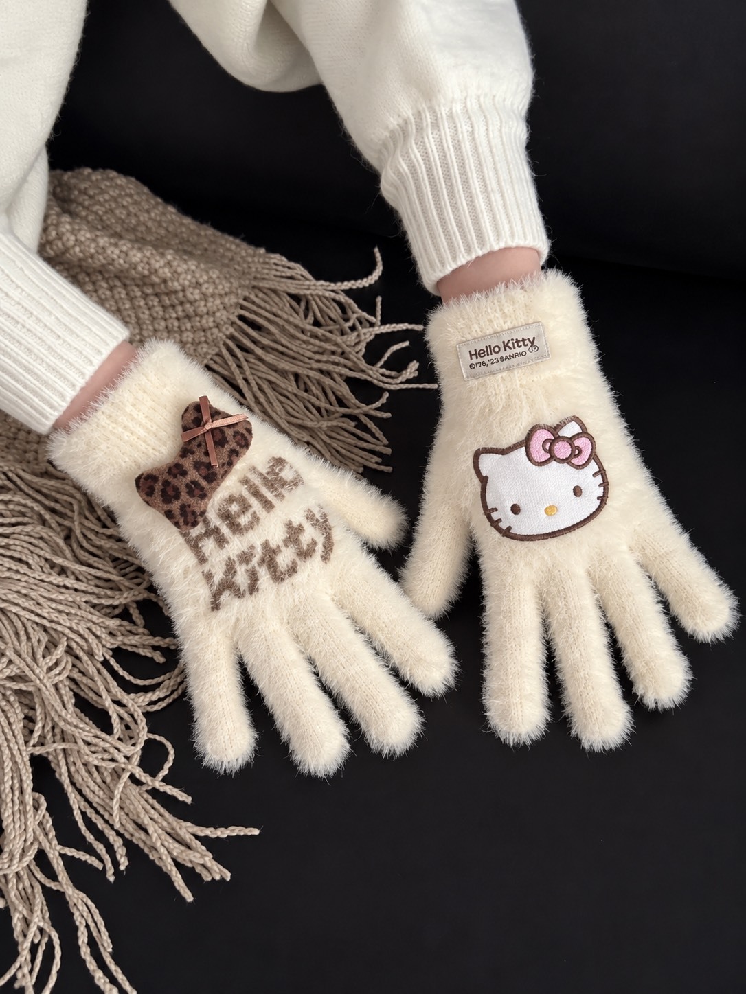 正版授權 SANRIO 三麗鷗 HELLO KITTY 毛絨 邊針織 手套 三色
