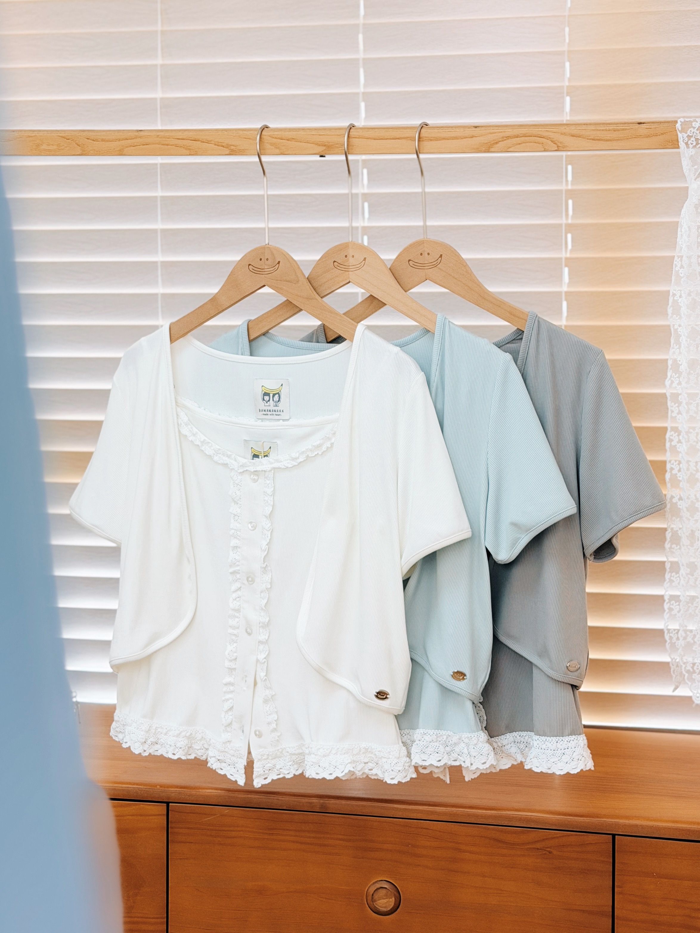 三色 / 精緻蕾絲排扣短袖兩件套 / Lace-Trimmed Button-Up Cardigan & Cami Two-Piece Set