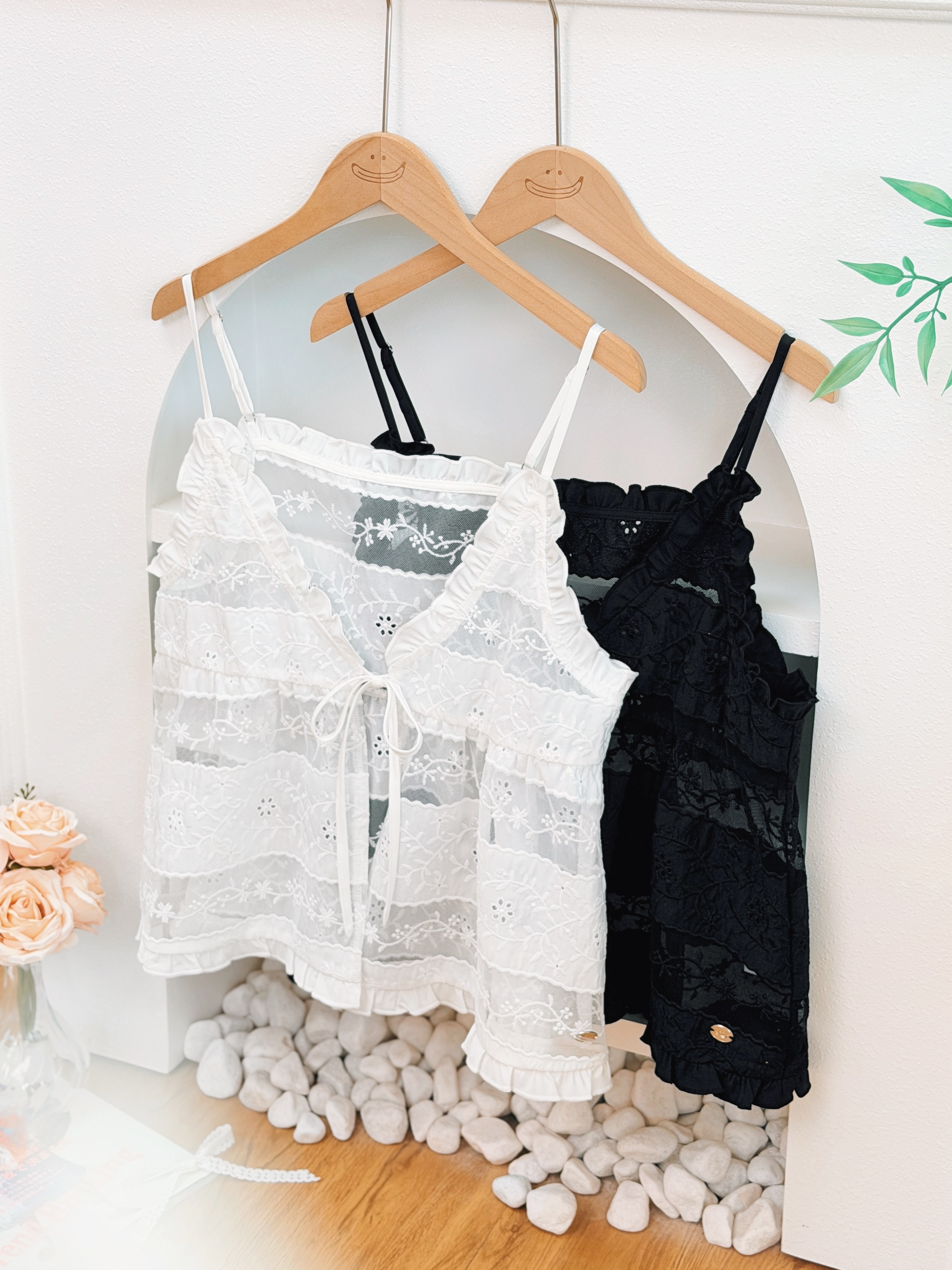兩色 / 法式雕花間層V領馬甲 / Tiered Eyelet Lace V-Neck Cami Top