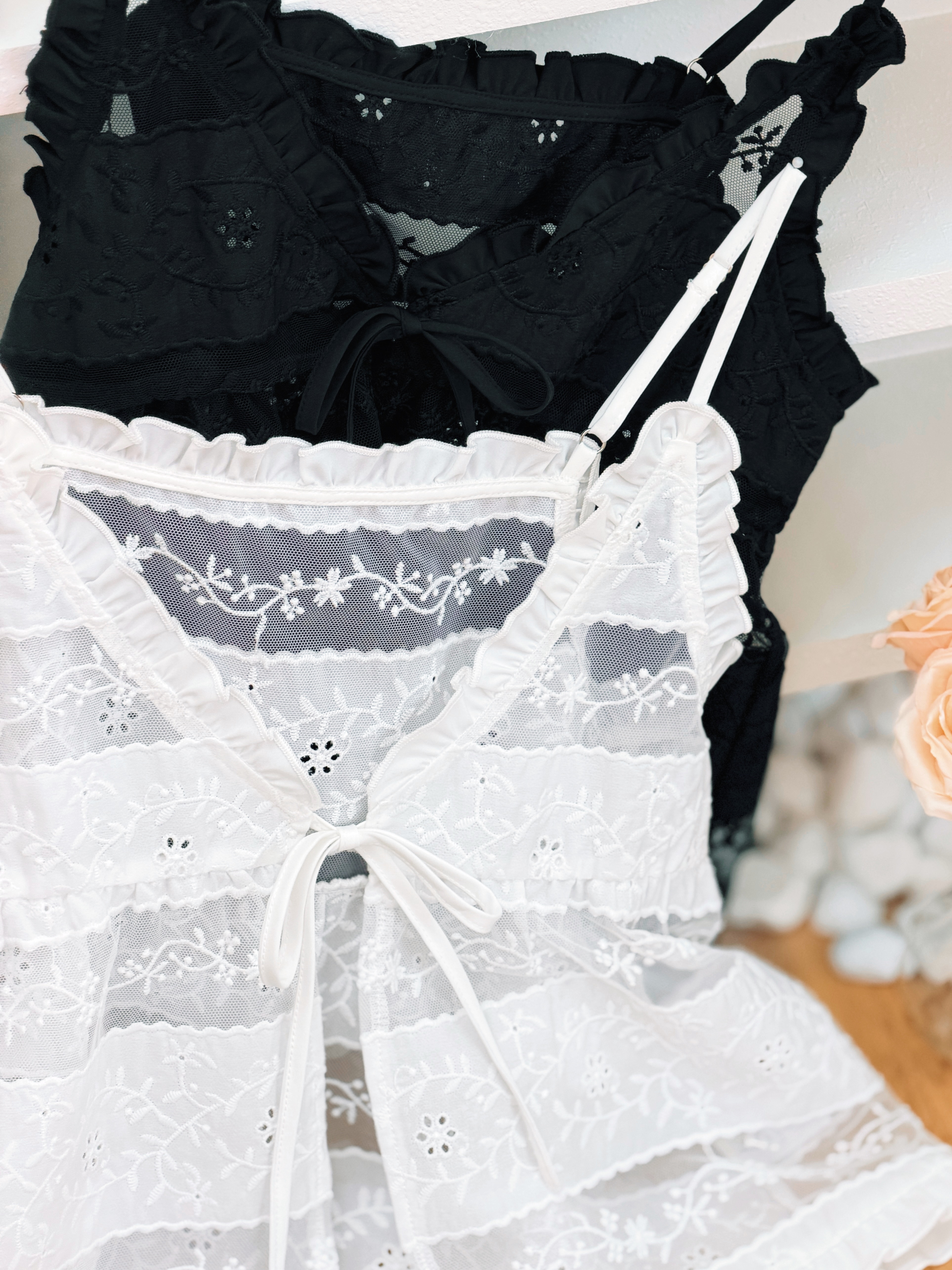 兩色 / 法式雕花間層V領馬甲 / Tiered Eyelet Lace V-Neck Cami Top