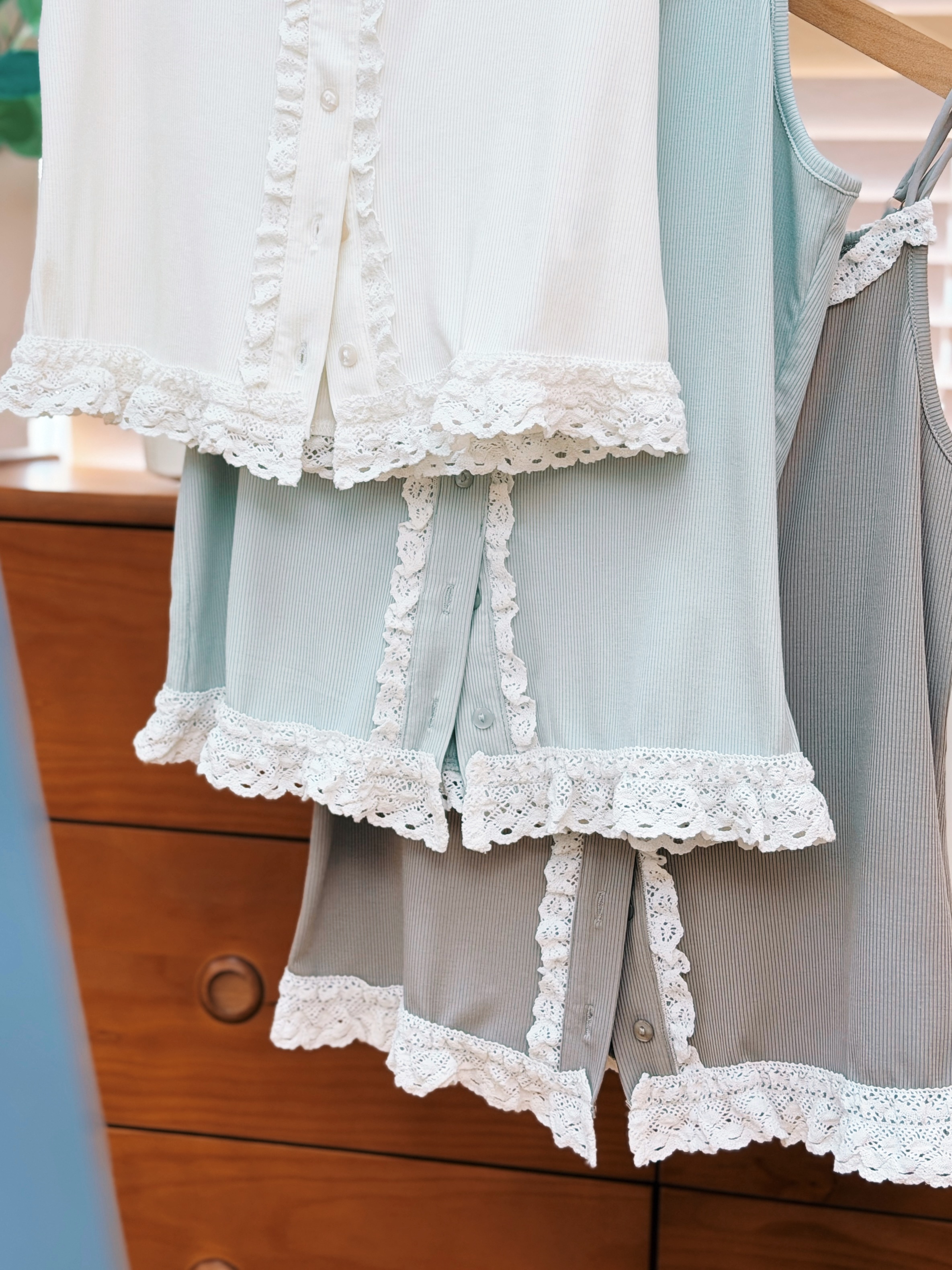 三色 / 精緻蕾絲排扣短袖兩件套 / Lace-Trimmed Button-Up Cardigan & Cami Two-Piece Set