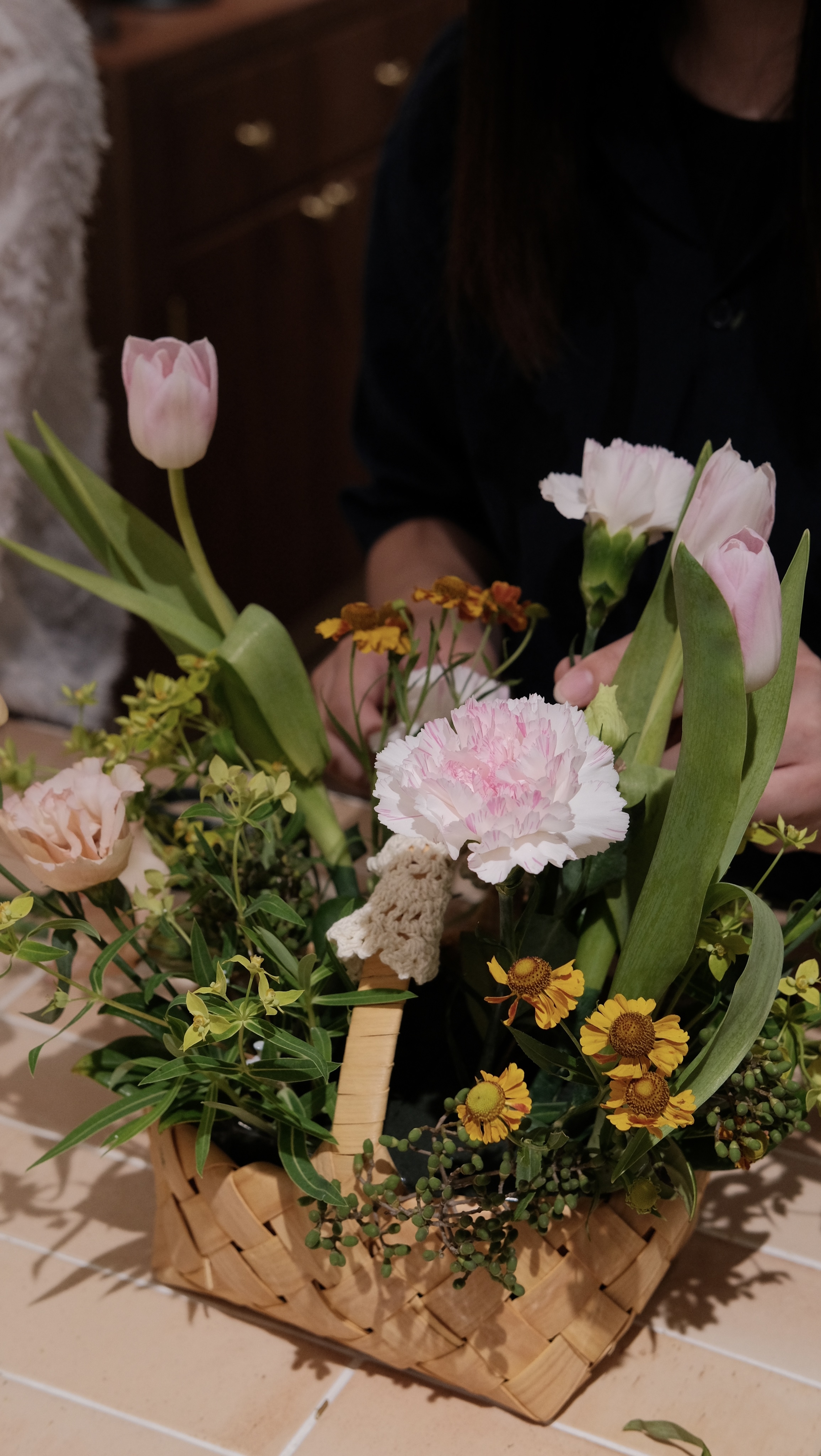 中秋提籃花藝作品與花材細節