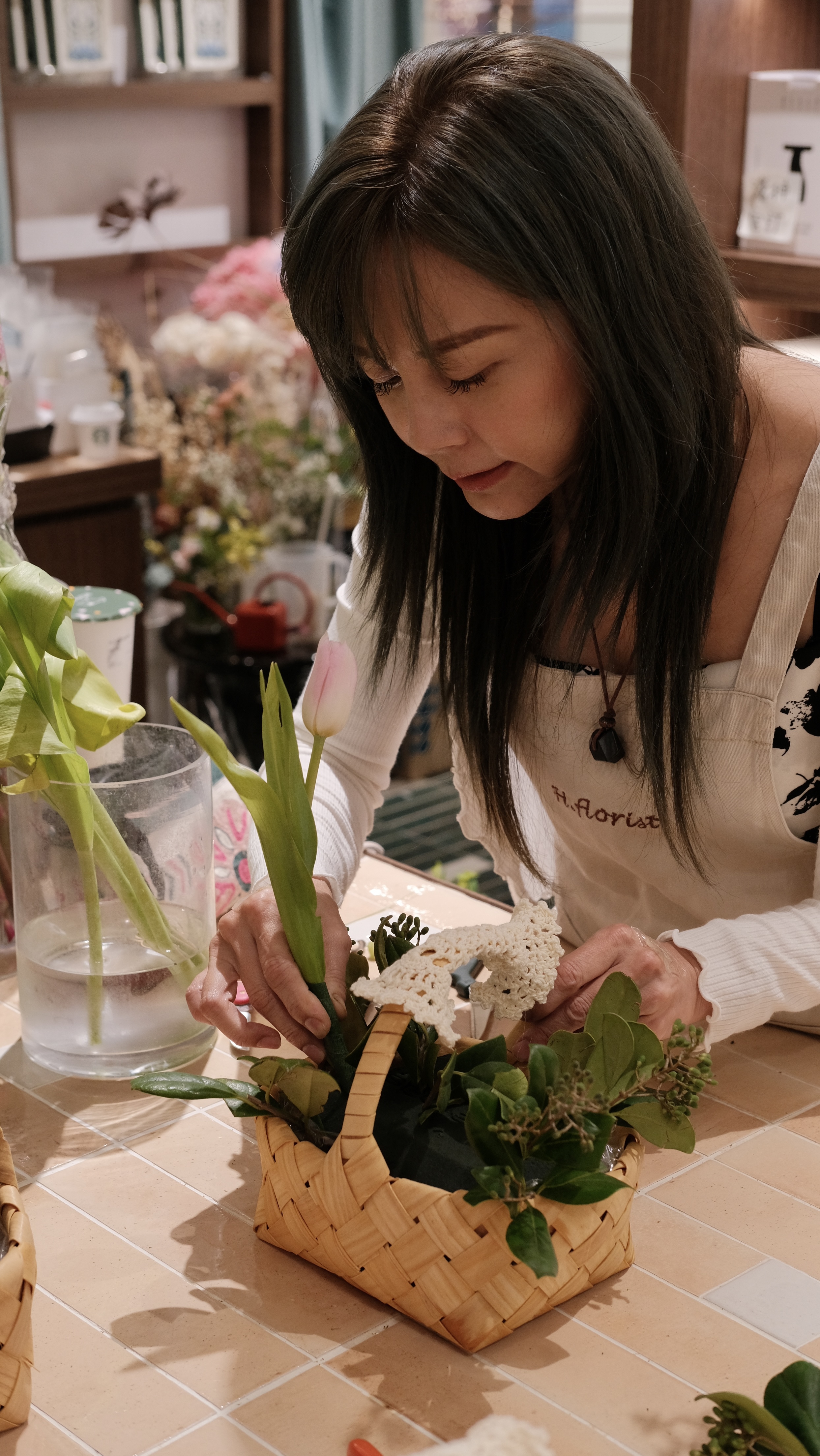 學員製作中秋提籃花藝作品