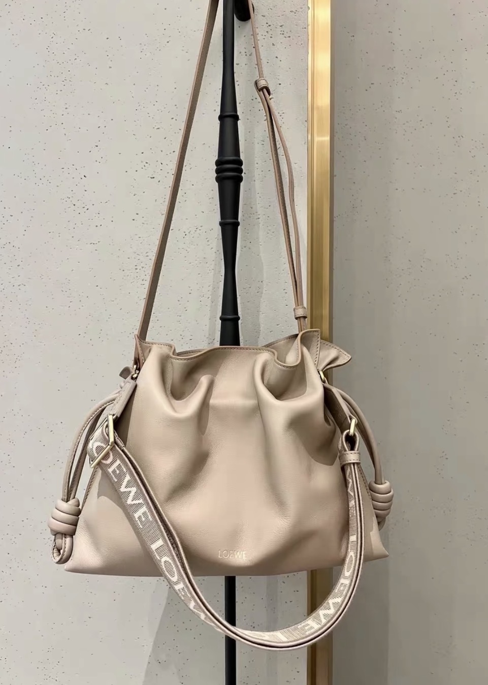 Loewe Medium Flamenco 沙色中號牛皮手拿袋斜孭袋