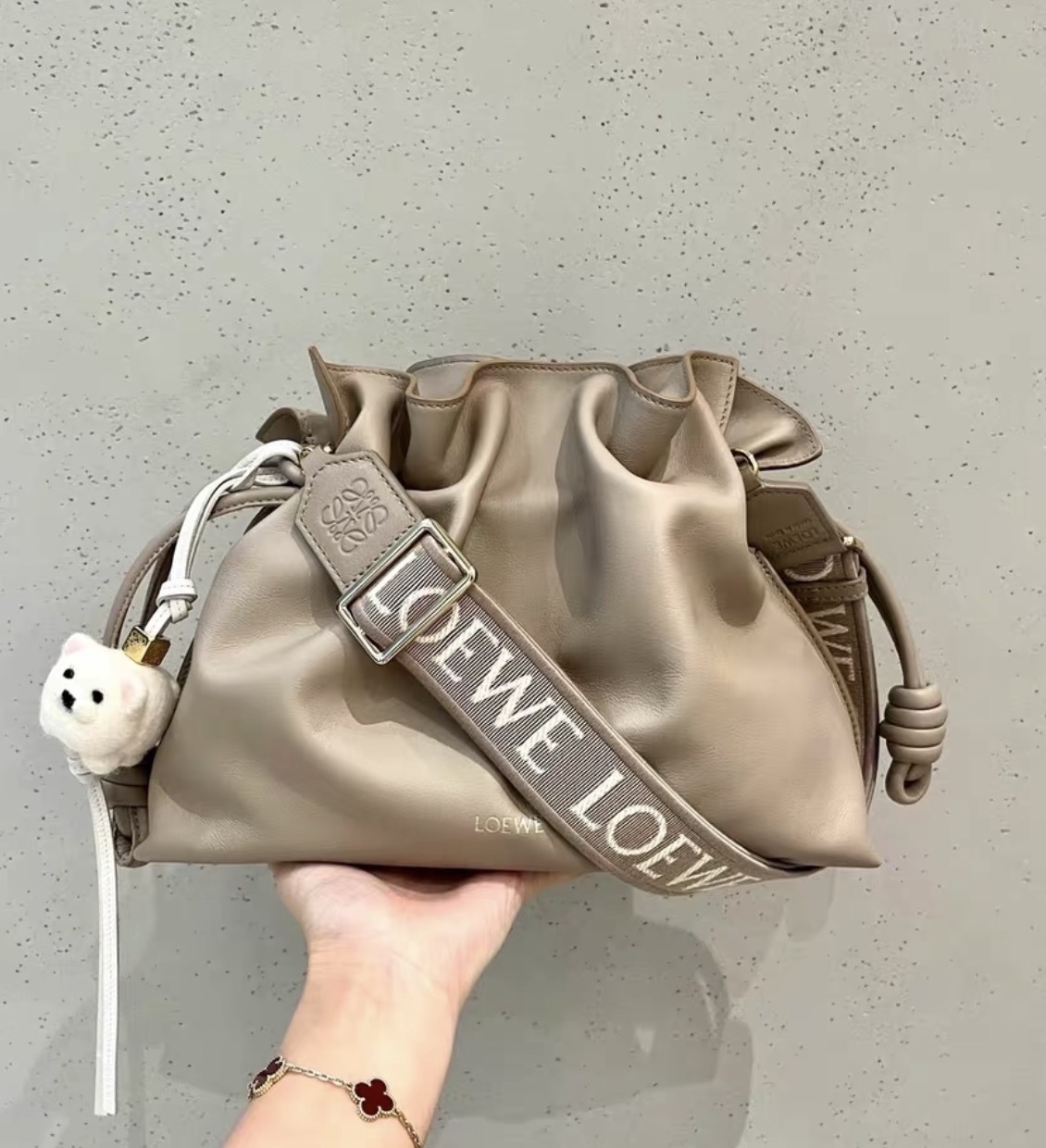 Loewe Medium Flamenco 沙色中號牛皮手拿袋斜孭袋