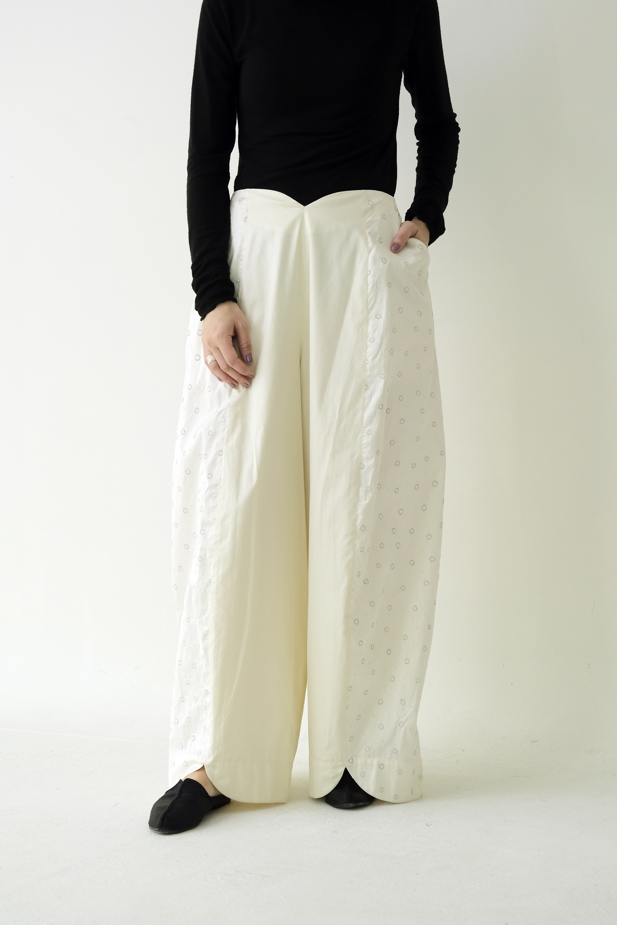 川 衣 WEAR BEING 拼接弧形寬版葉型褲 米白棉X刺繡絲