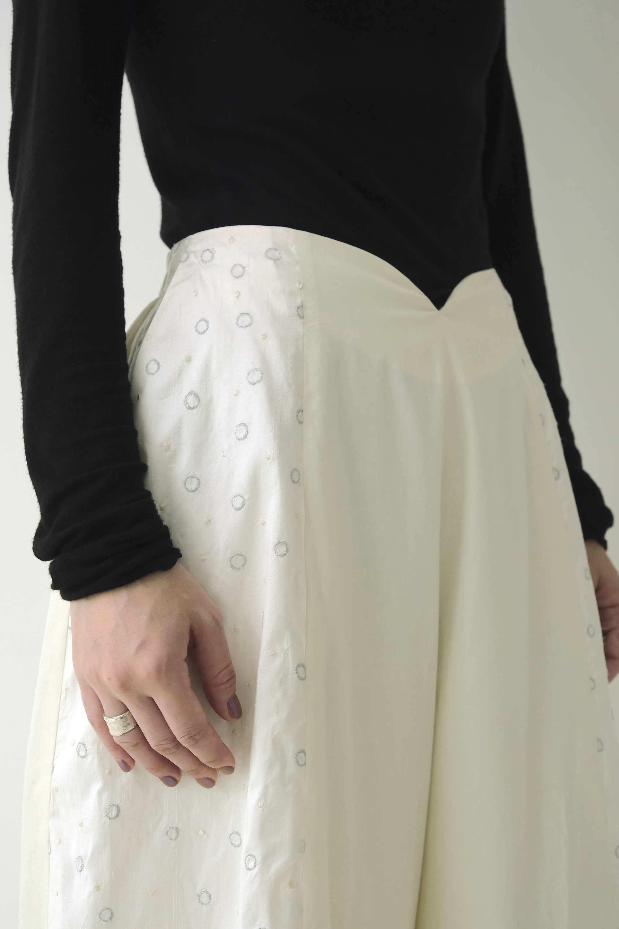 川 衣 WEAR BEING 拼接弧形寬版葉型褲 米白棉X刺繡絲
