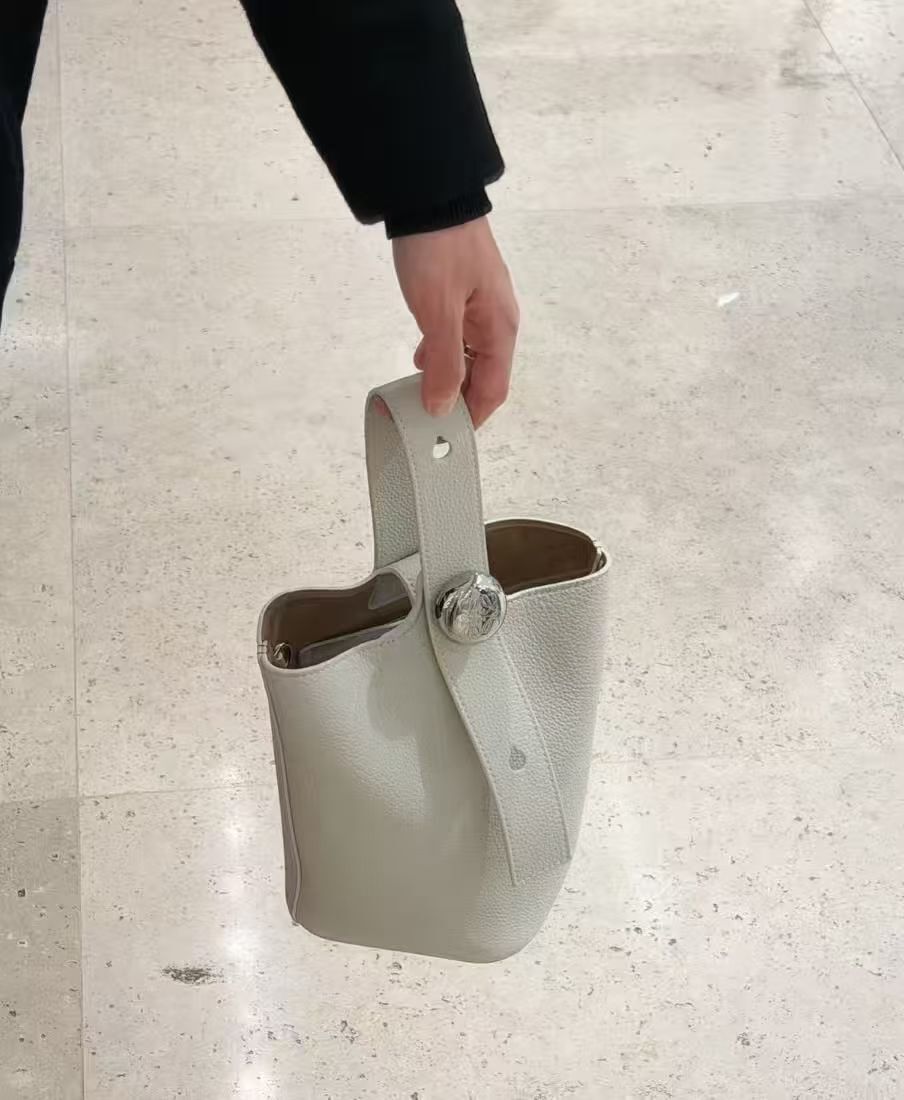 Loewe Mini Pebble Bucket Bag White迷你白色金扣小牛皮水桶袋