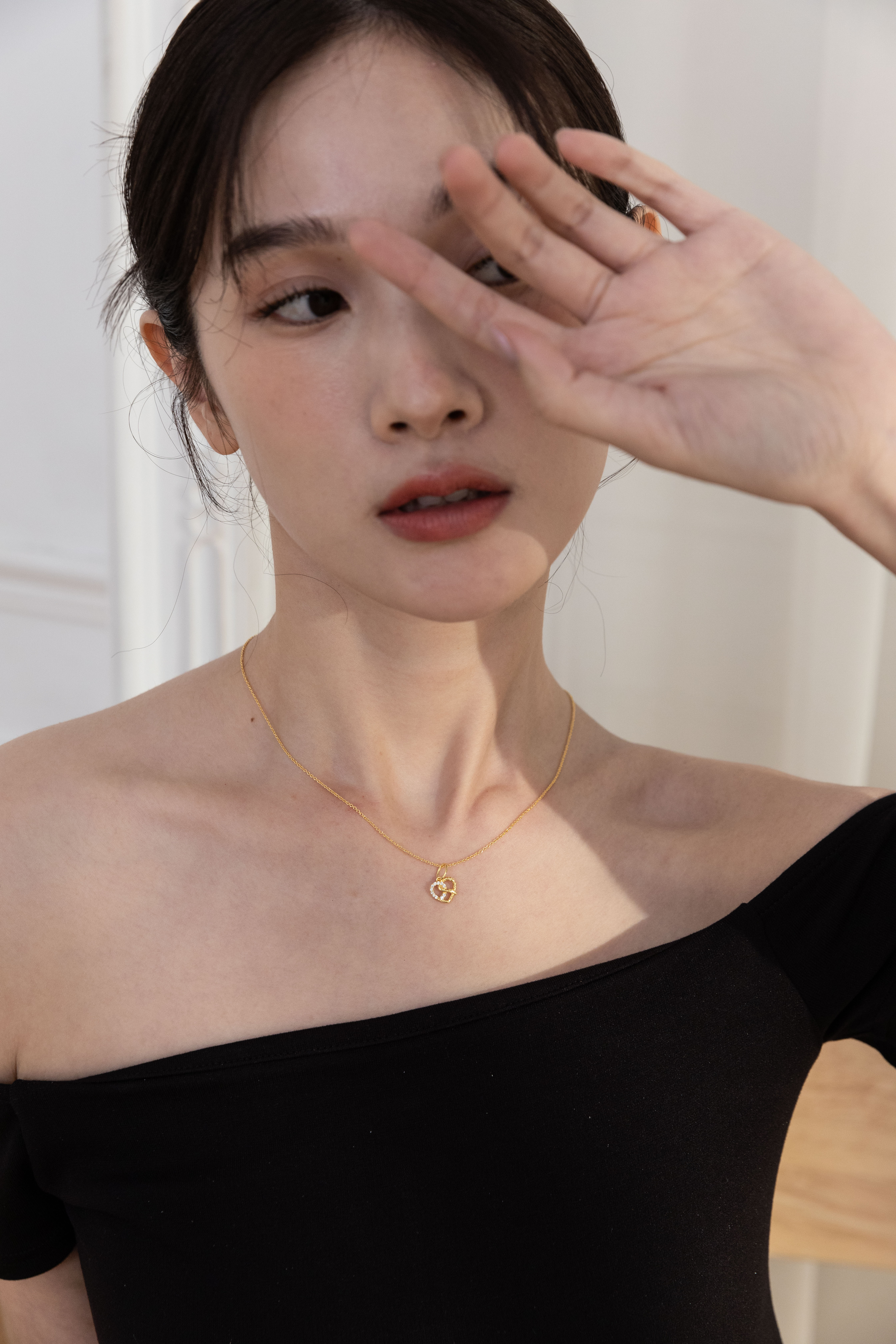 PRETZEL 蝴蝶餅項鍊人像佩戴主視覺