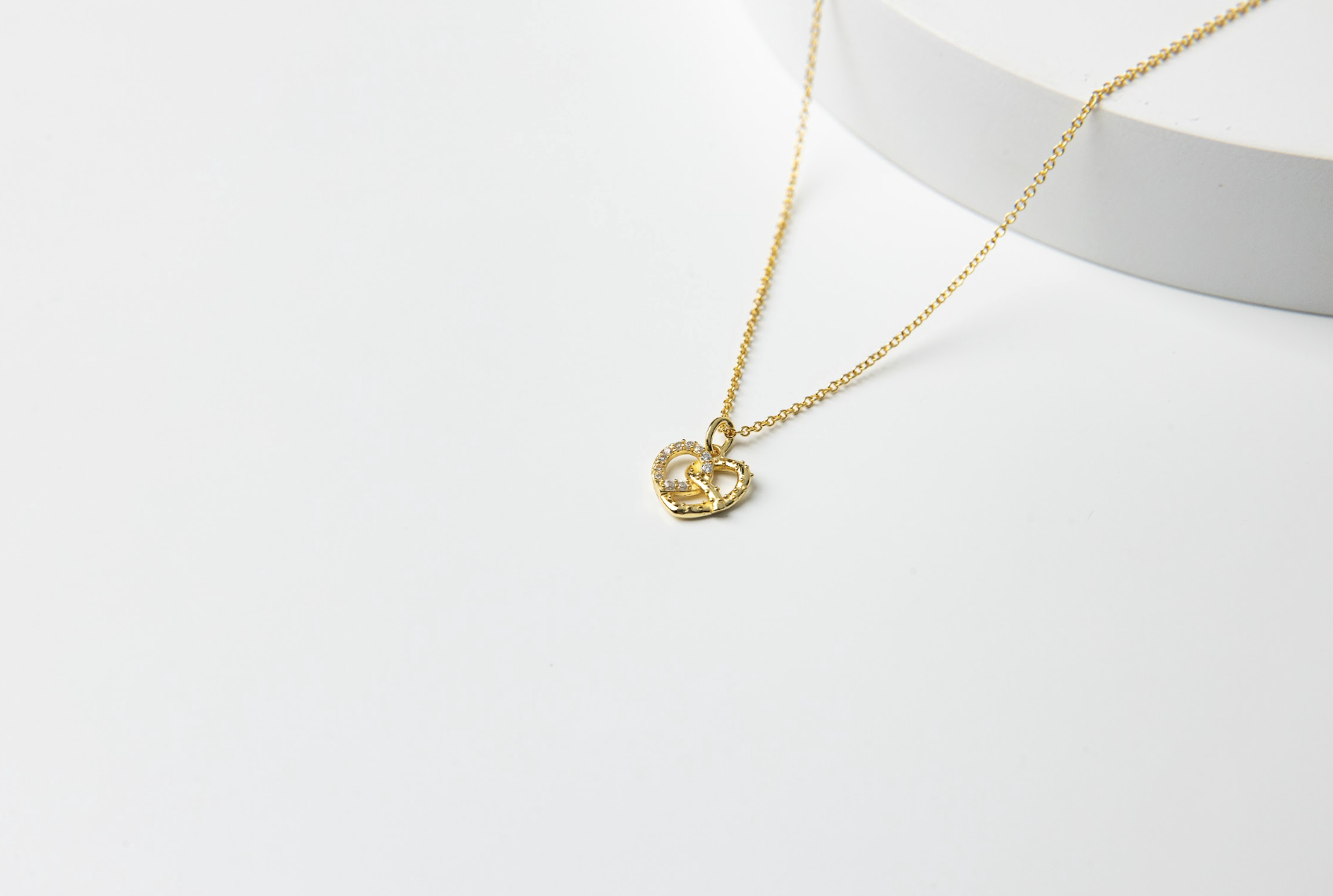 PRETZEL 蝴蝶餅項鍊閃耀金色單品照