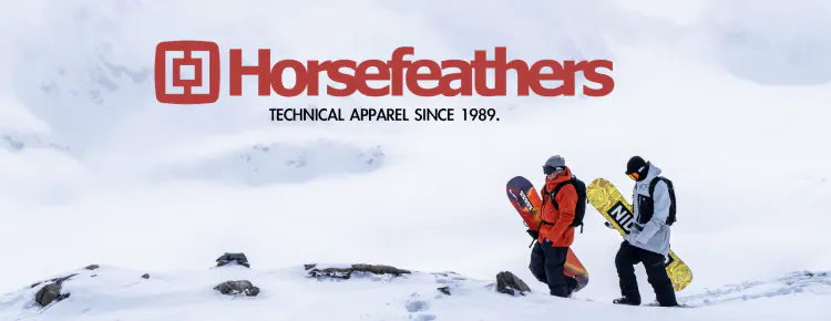 【HORSEFEATHERS】品牌形象橫幅圖,展示紅色方框品牌LOGO與「TECHNICAL APPAREL SINCE 1989」品牌標語