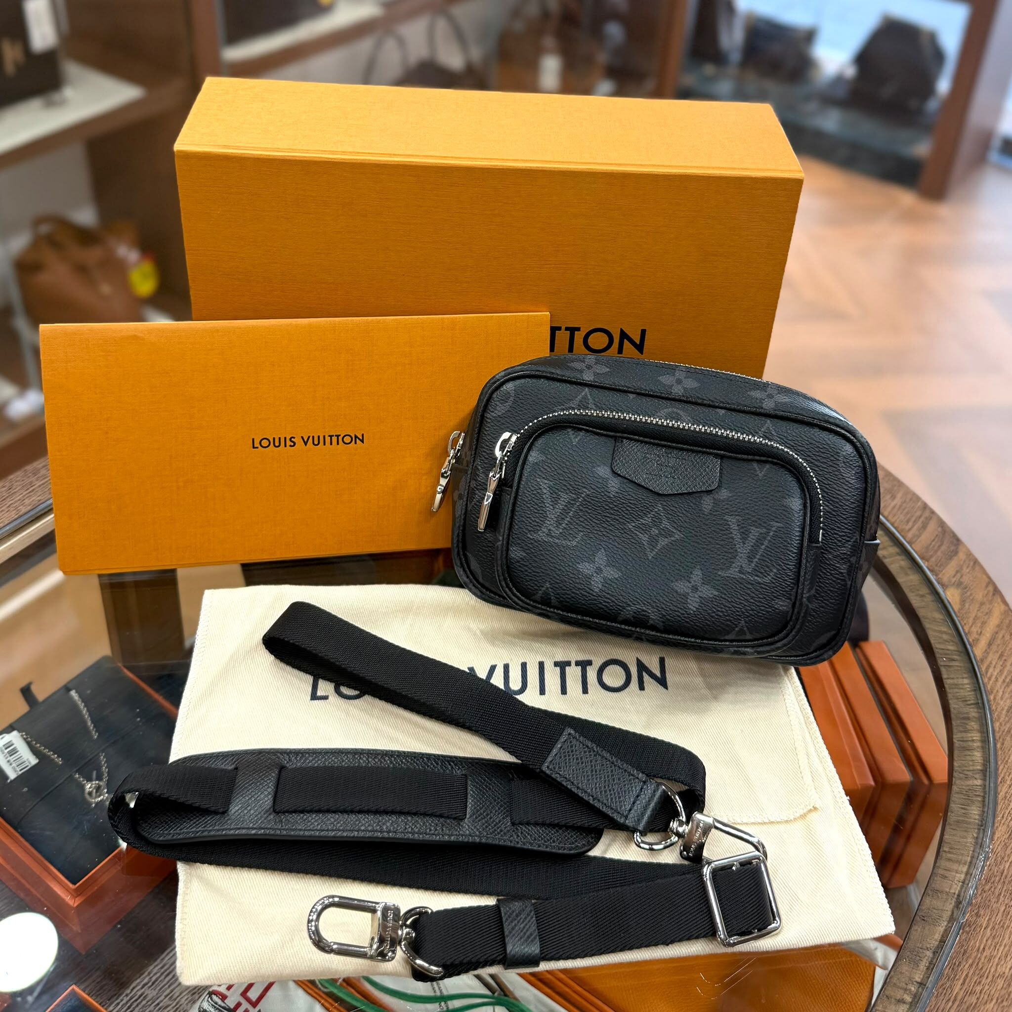 閑置品 LV 斜背/腰包 黑灰色帆布小包 雙層拉鏈 TAIGALAMA OUTDOOR M30755