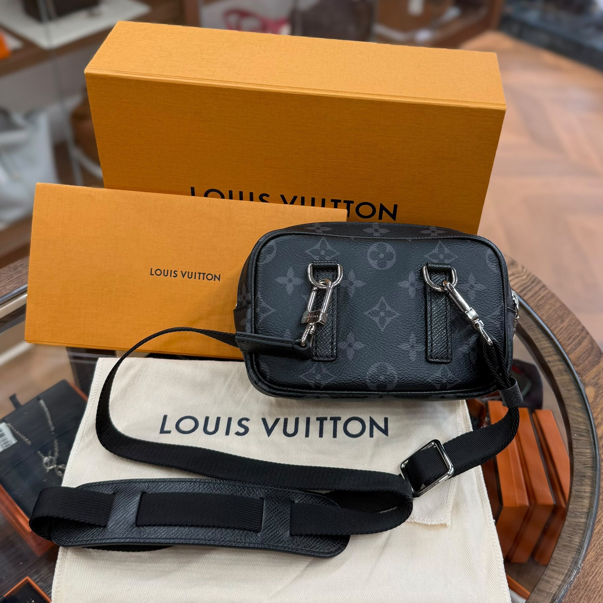 閑置品 LV 斜背/腰包 黑灰色帆布小包 雙層拉鏈 TAIGALAMA OUTDOOR M30755