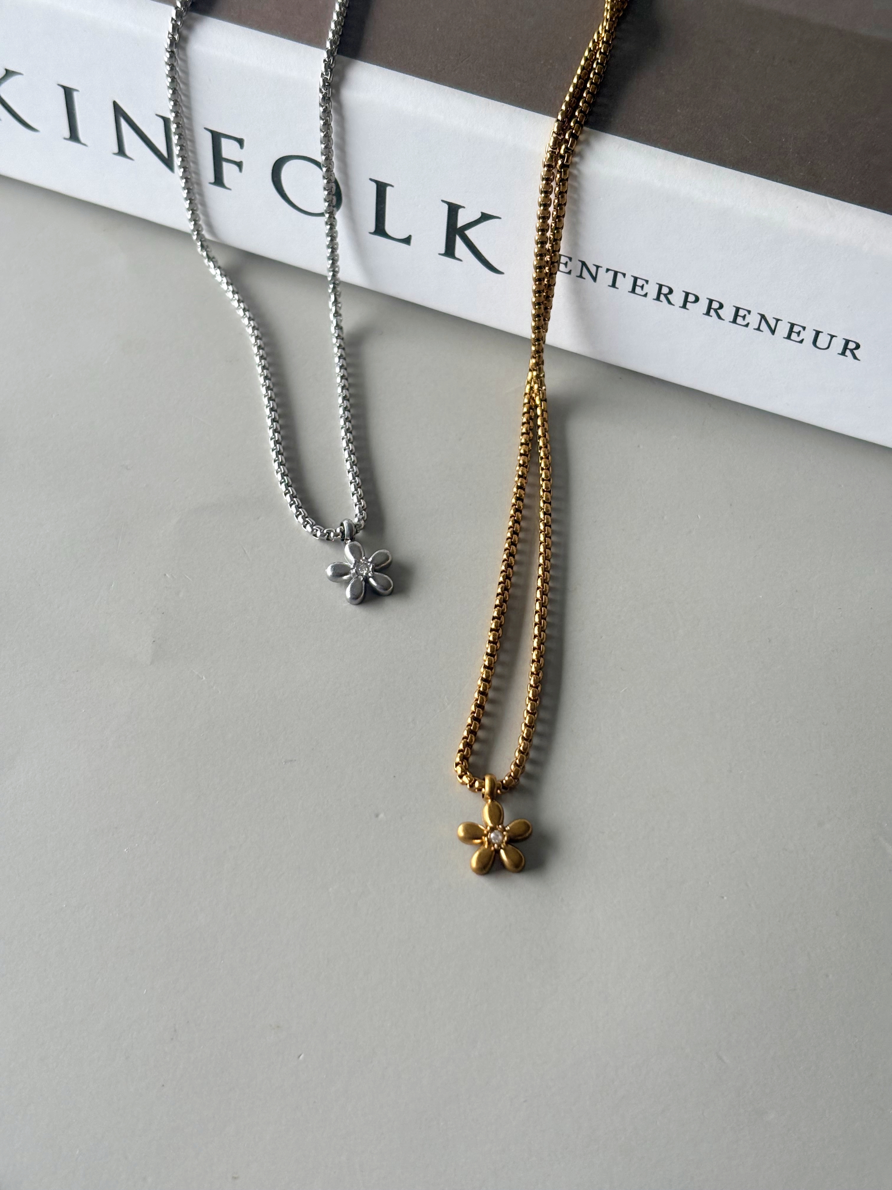 mini flower necklace