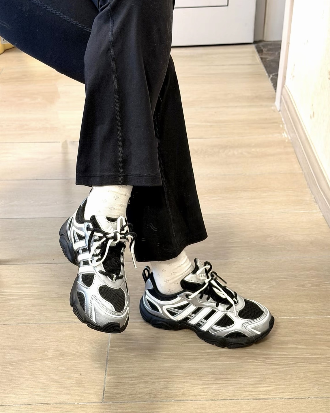 【預購】ADIDAS W WHISPER GLIDE 黑銀色 KH6932