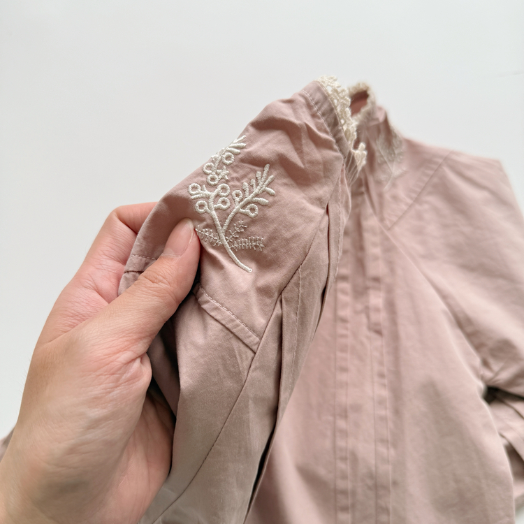 氣質刺繡小花上衣