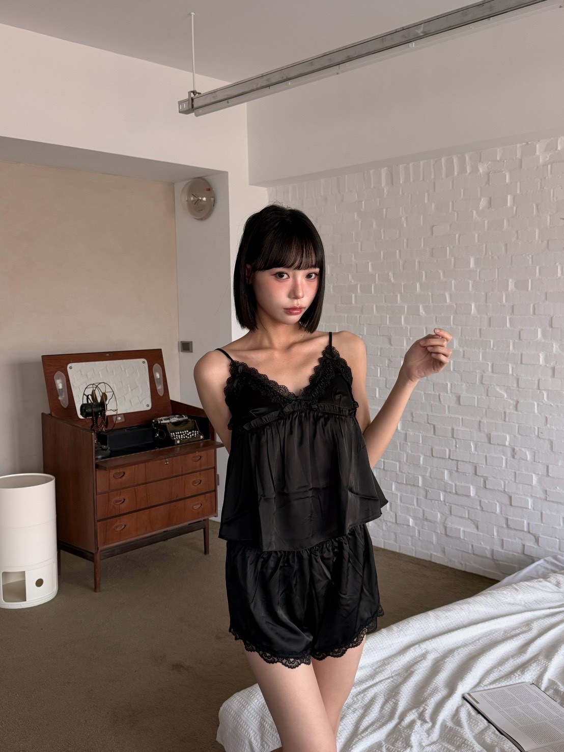 V領蕾絲花邊緞面 二件套睡衣 黑色