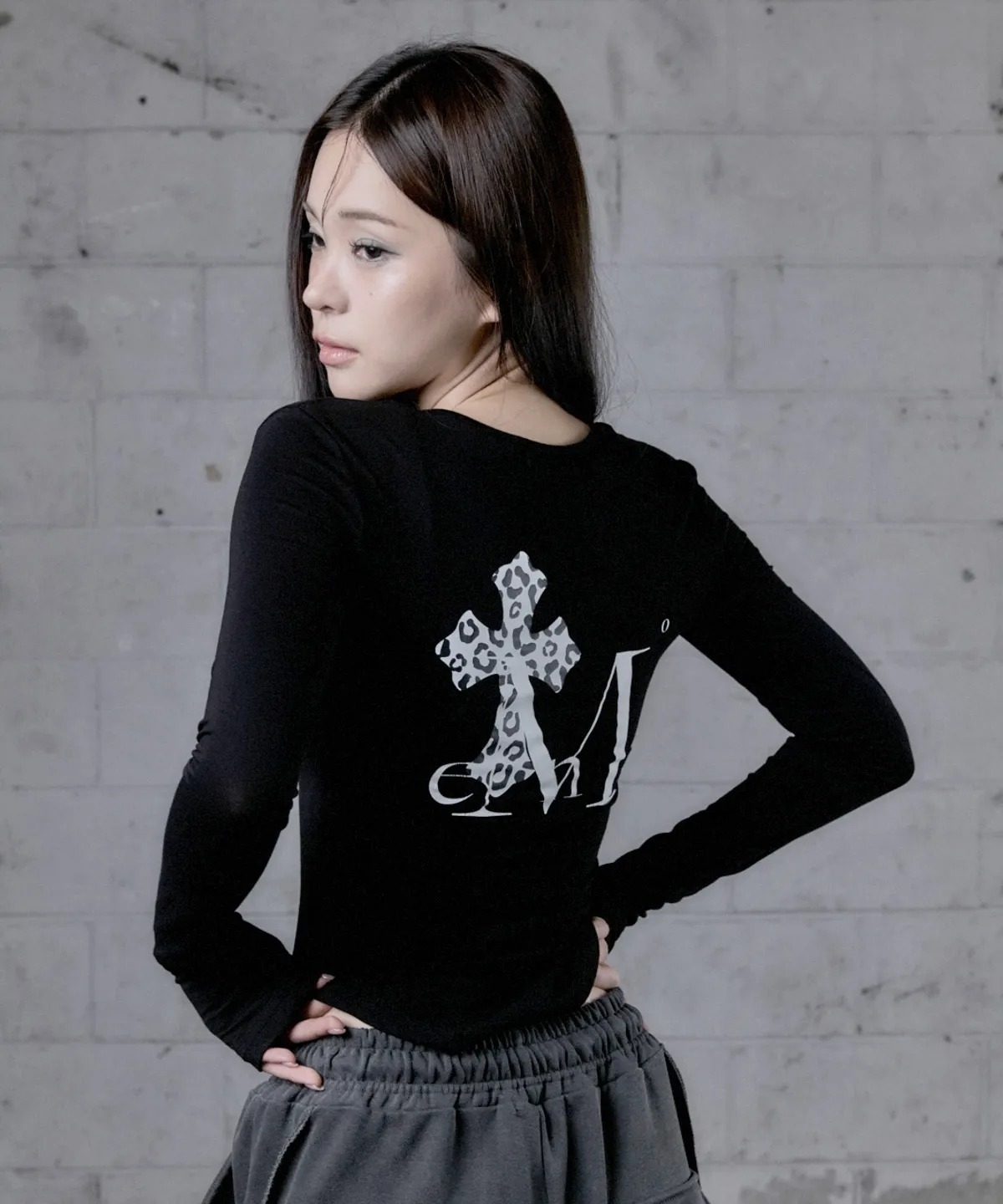 MUCENT SAHARA Leopard Cross Back Logo U-Neck