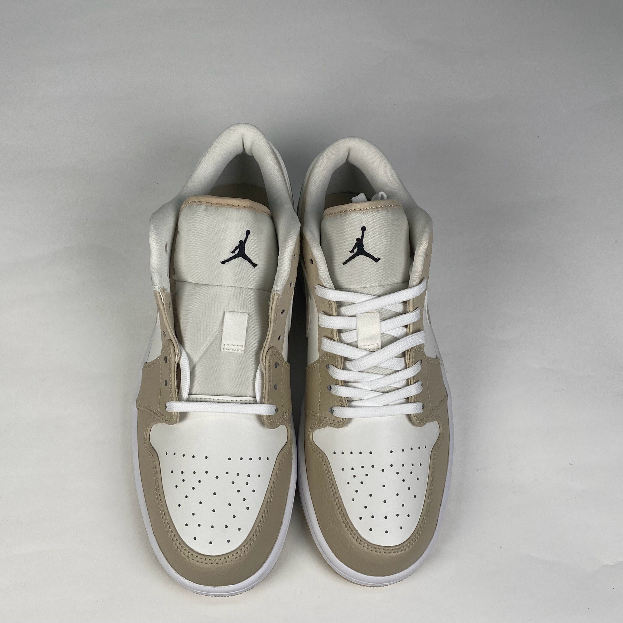 微瑕疵-大小腳左US9 右US10.5  FB7168-121 M105 AIR JORDAN 1 LOW SE "Heavy Tan Leather" 奶茶 男鞋
