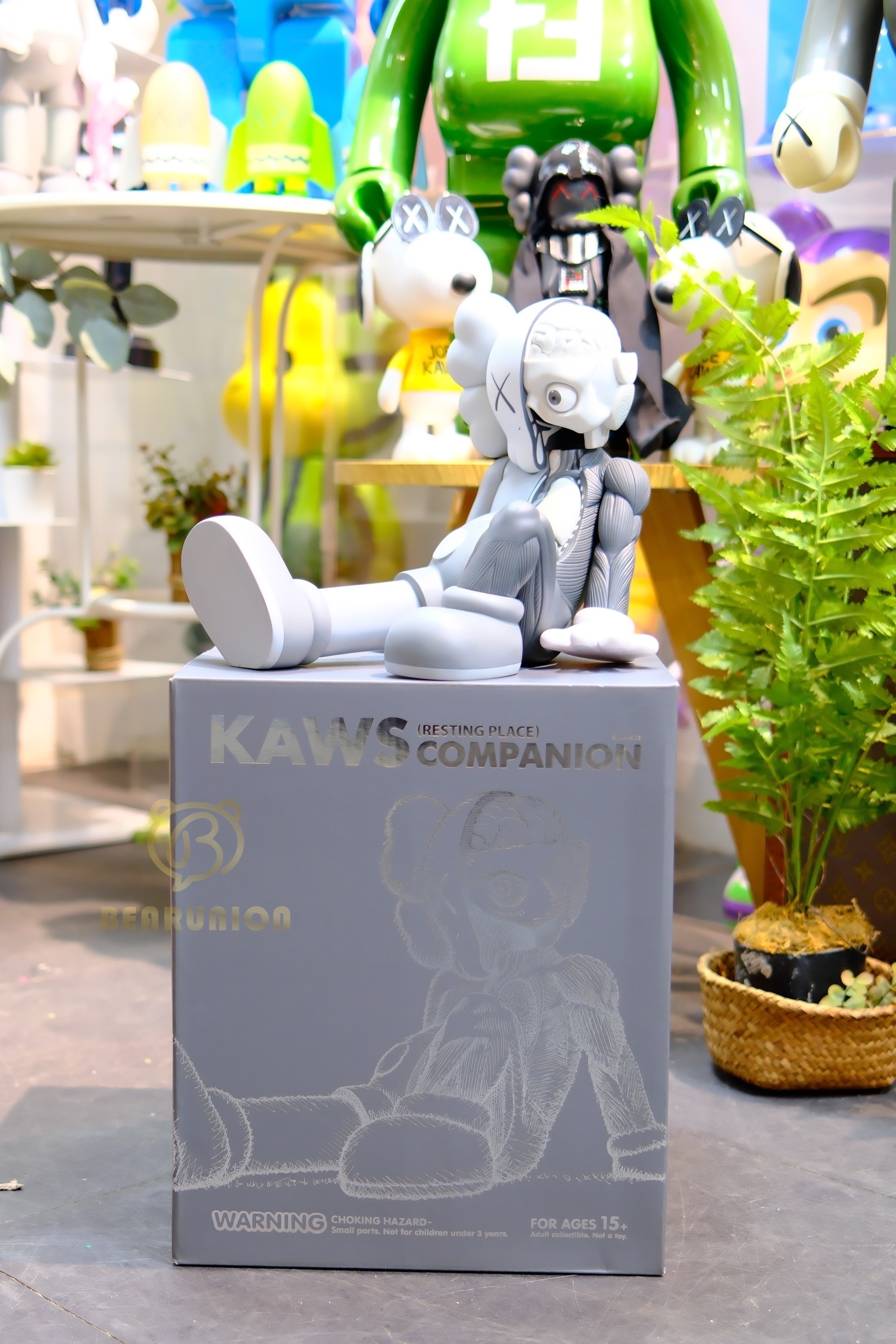 🥇現貨🥇KAWS Resting Place Vinyl Figure Grey