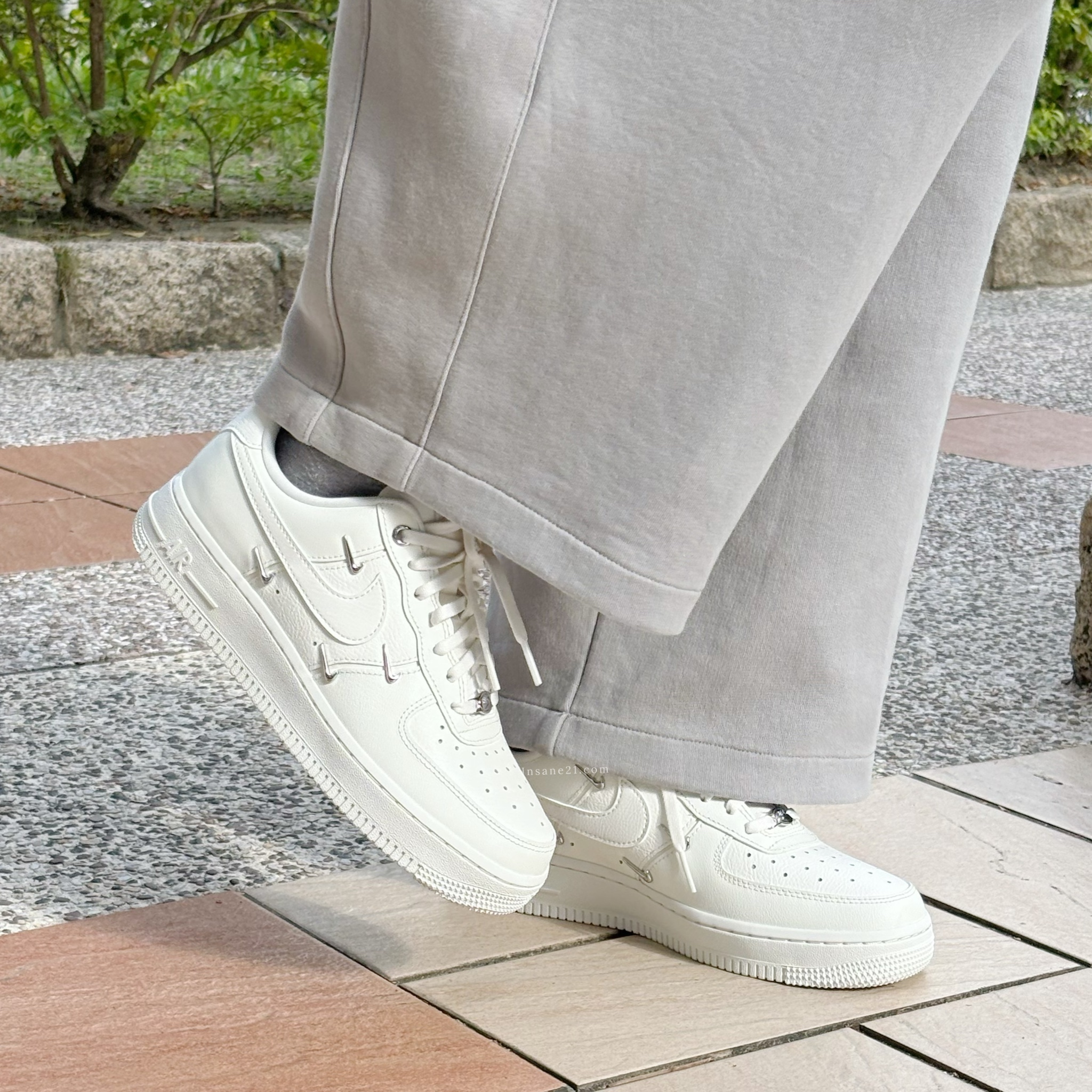 NIKE W AIR FORCE 1 米白 四銀勾 休閒 女款 IV4727-133