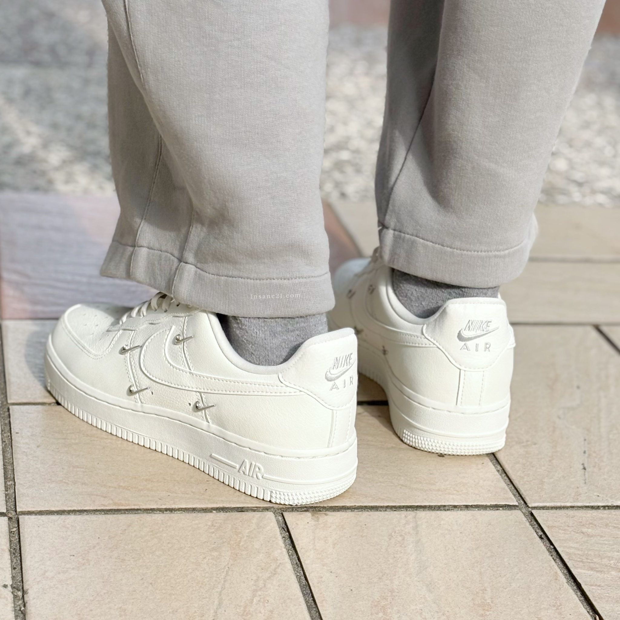 NIKE W AIR FORCE 1 米白 四銀勾 休閒 女款 IV4727-133