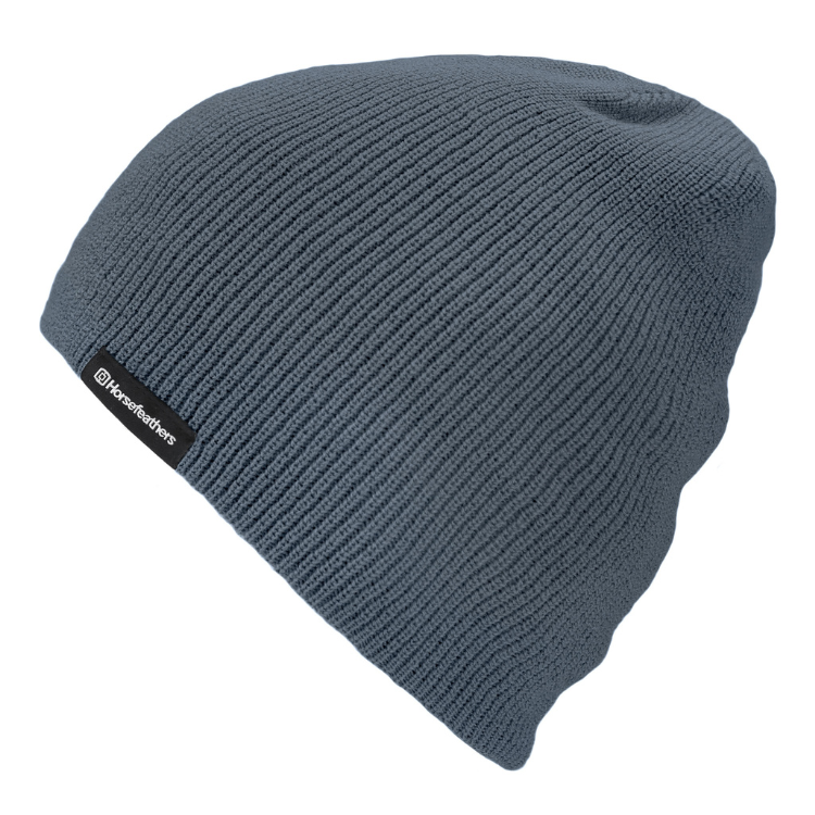 【HORSEFEATHERS】Yard Beanie Storm灰藍色滑雪保暖毛帽側面視圖，展示羅紋針織素面剪裁與側邊品牌織標細節