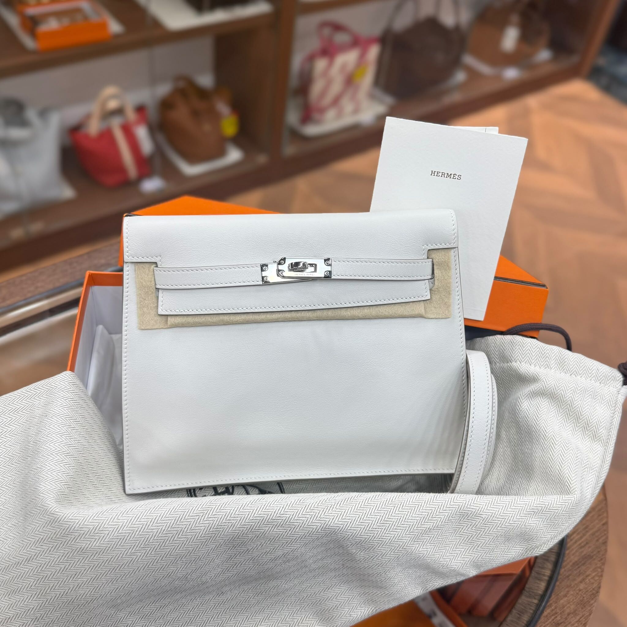 全新HERMES KELLY DANSE 奶灰色銀扣  M4 GRIS PALE EVERCOLOR PHW, STAMP K ,