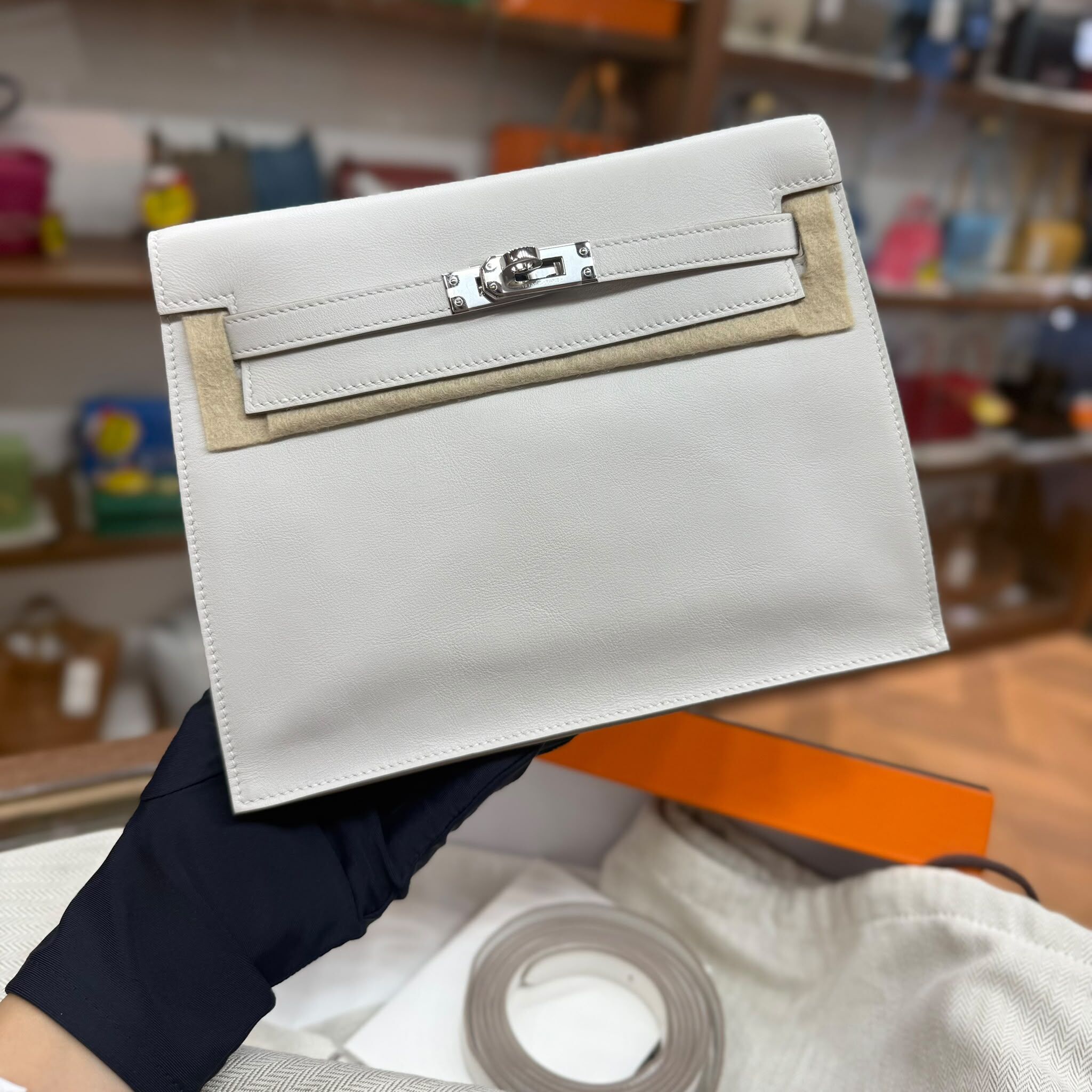 全新HERMES KELLY DANSE 奶灰色銀扣  M4 GRIS PALE EVERCOLOR PHW, STAMP K ,